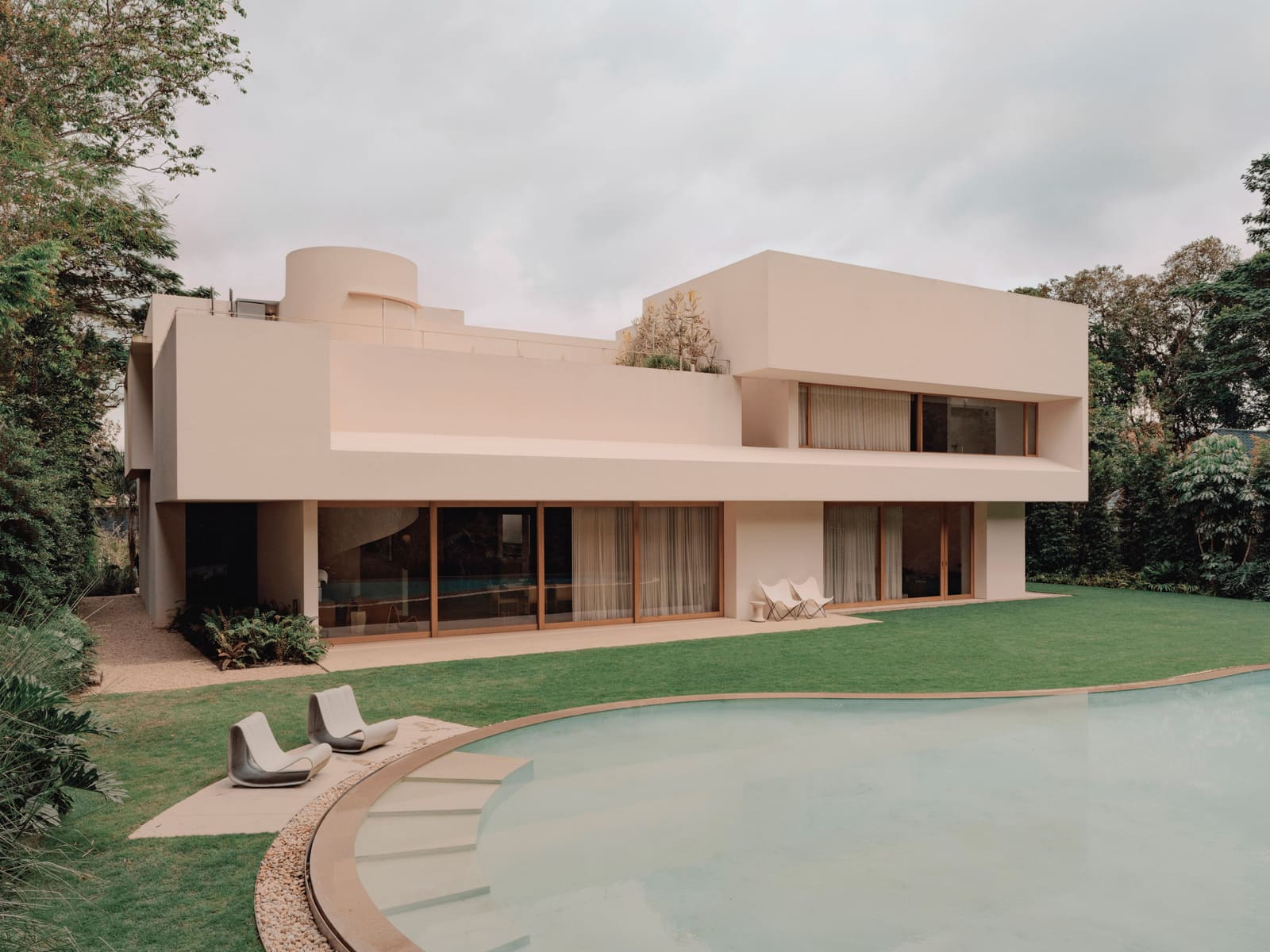 How a Modernist Villa in Singapore Translates Corbusier's Language for the Tropics