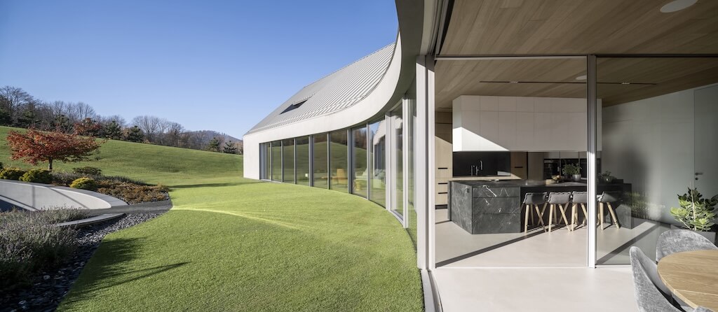 Turning With The Mountain: Yaw House By KWK Promes