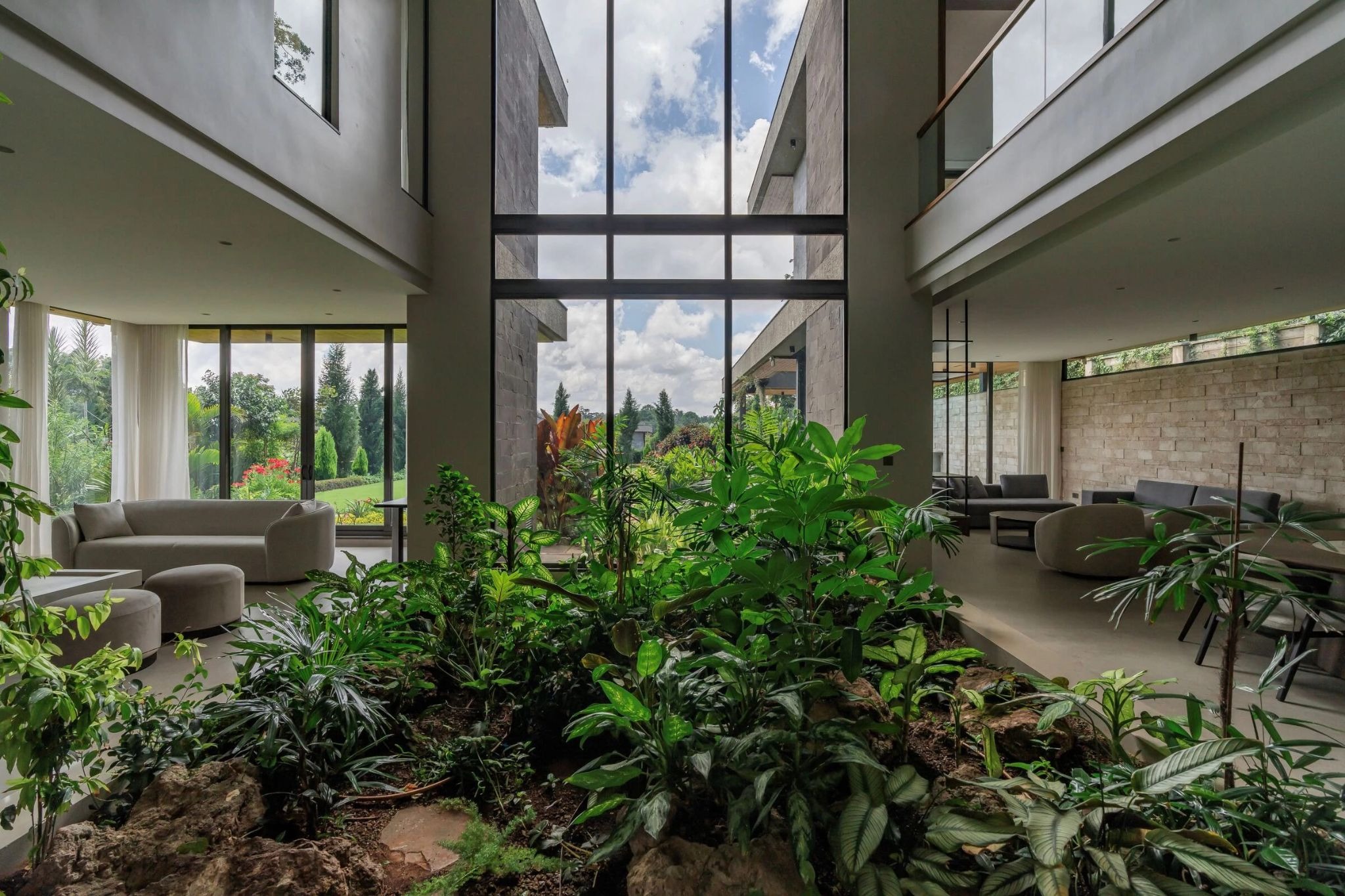 Green Abode Maximizes Privacy and Panoramic Views Through Topography-Driven Design