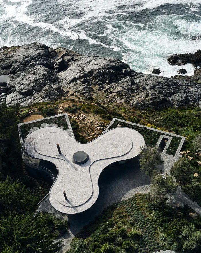 Stretching the Concrete Horizon Across the Chilean Cliffs