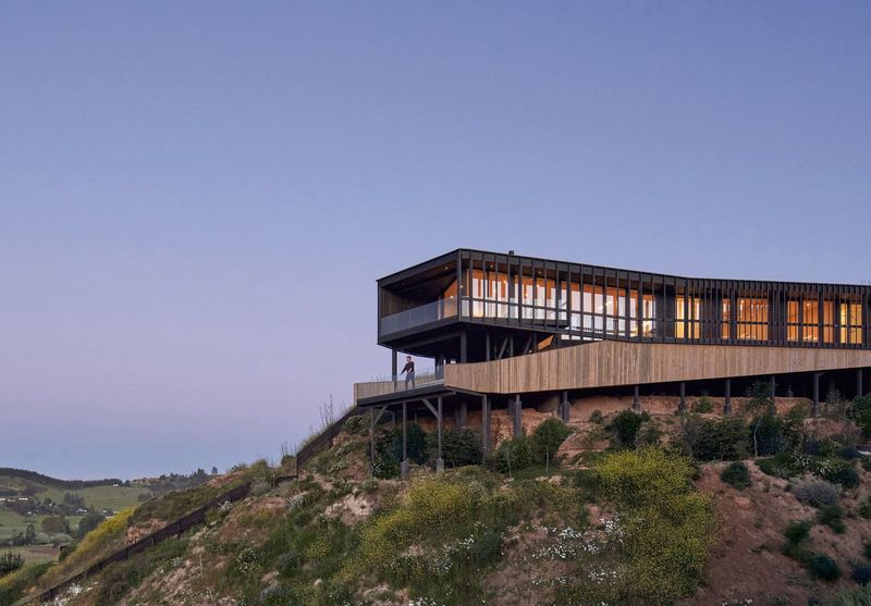 Perched Above the Pacific: A Chilean Coastal House That Frames the Horizon
