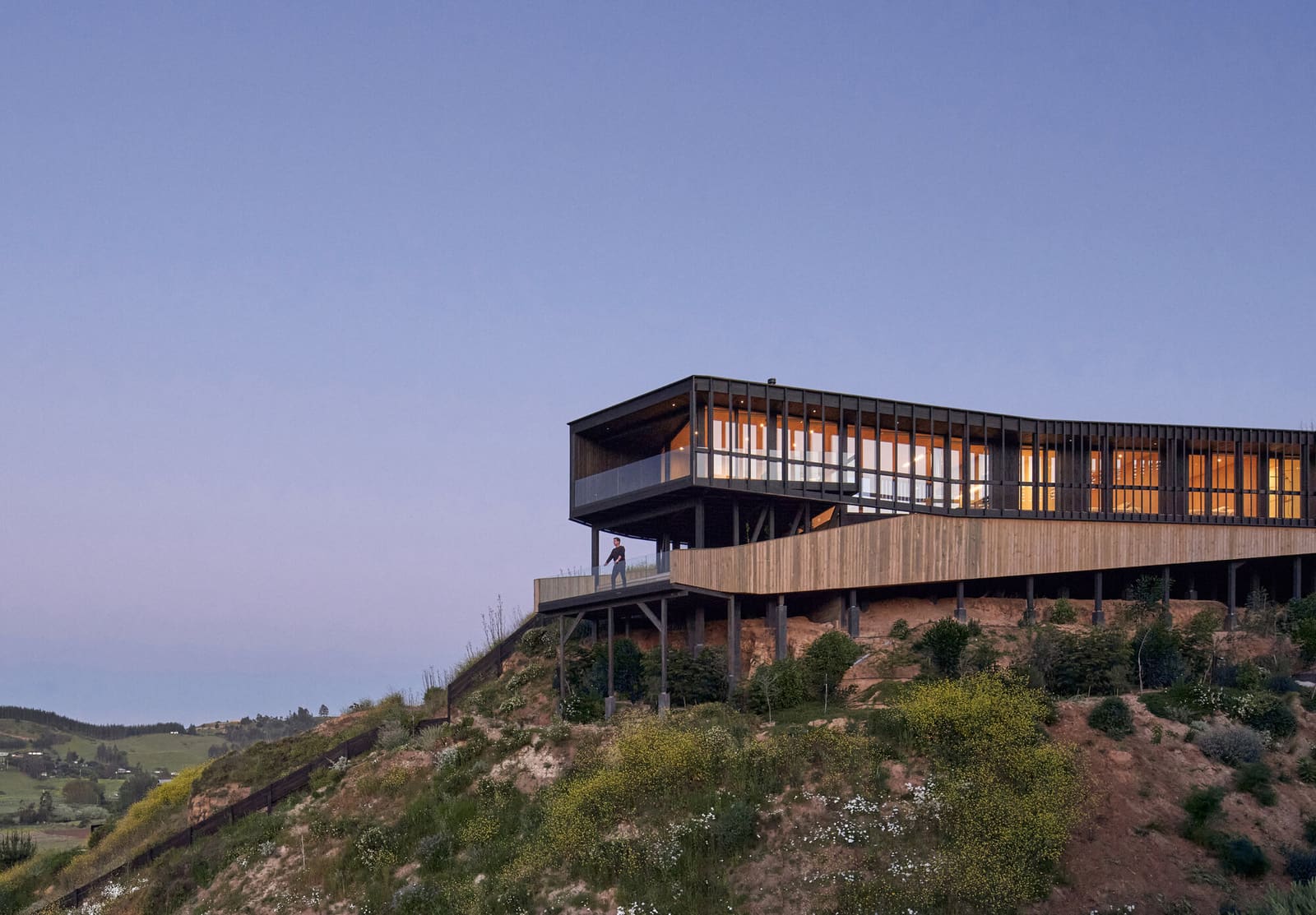 Perched Above the Pacific: A Chilean Coastal House That Frames the Horizon