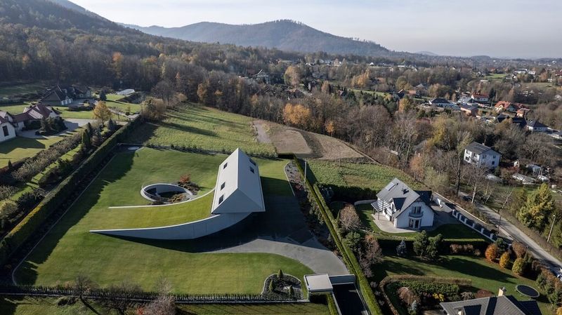 Turning With The Mountain: Yaw House By KWK Promes