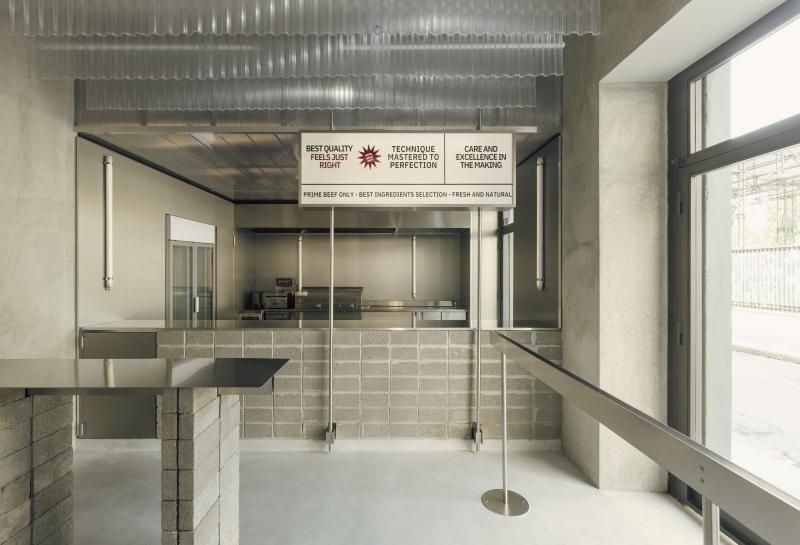 The Stainless Shrine: SOLUM Elevates the Smash Burger in Milan