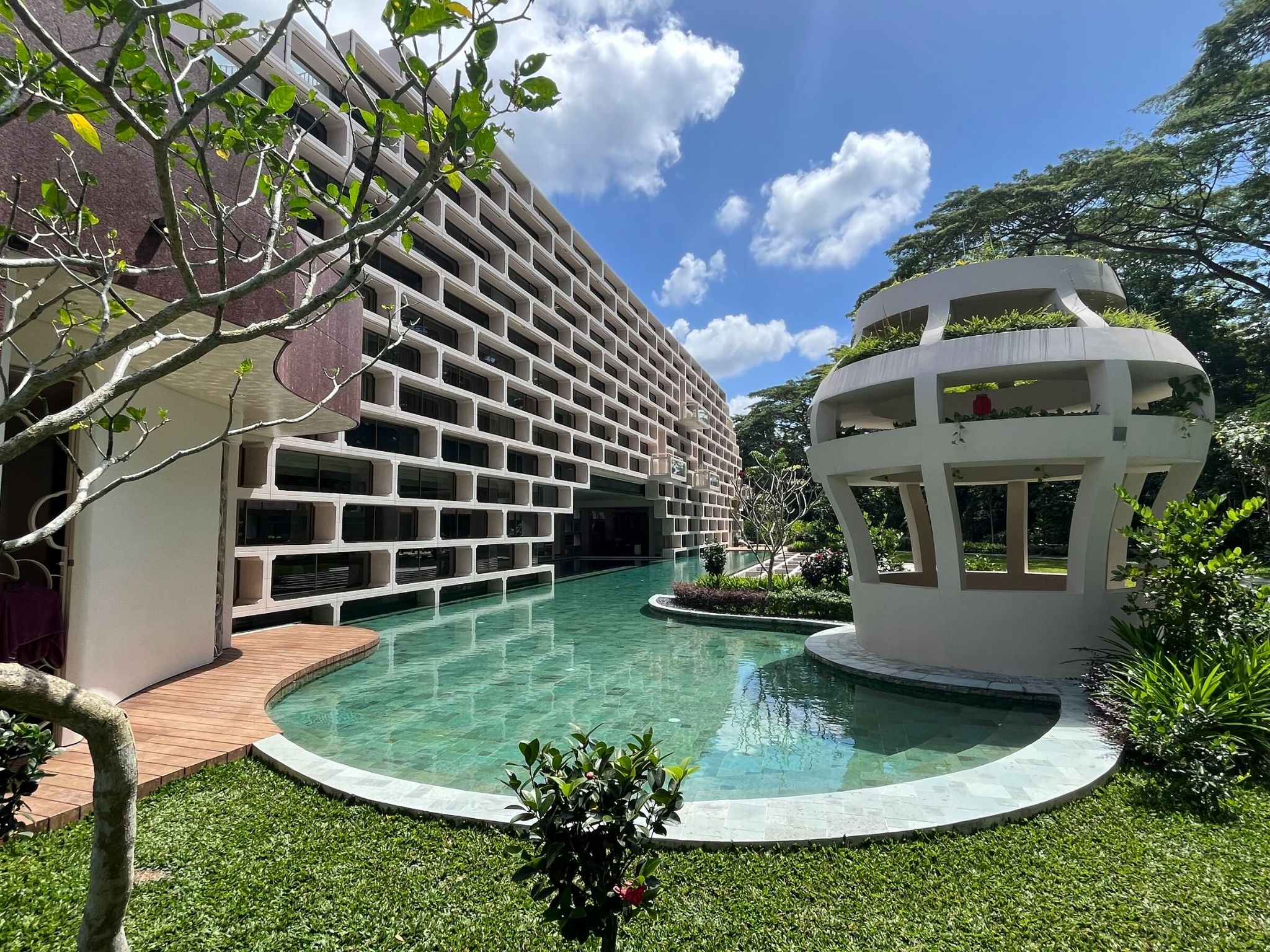 Framing Harmony: The Moongate House by Chang Architects is a Poetic Journey Through Circles