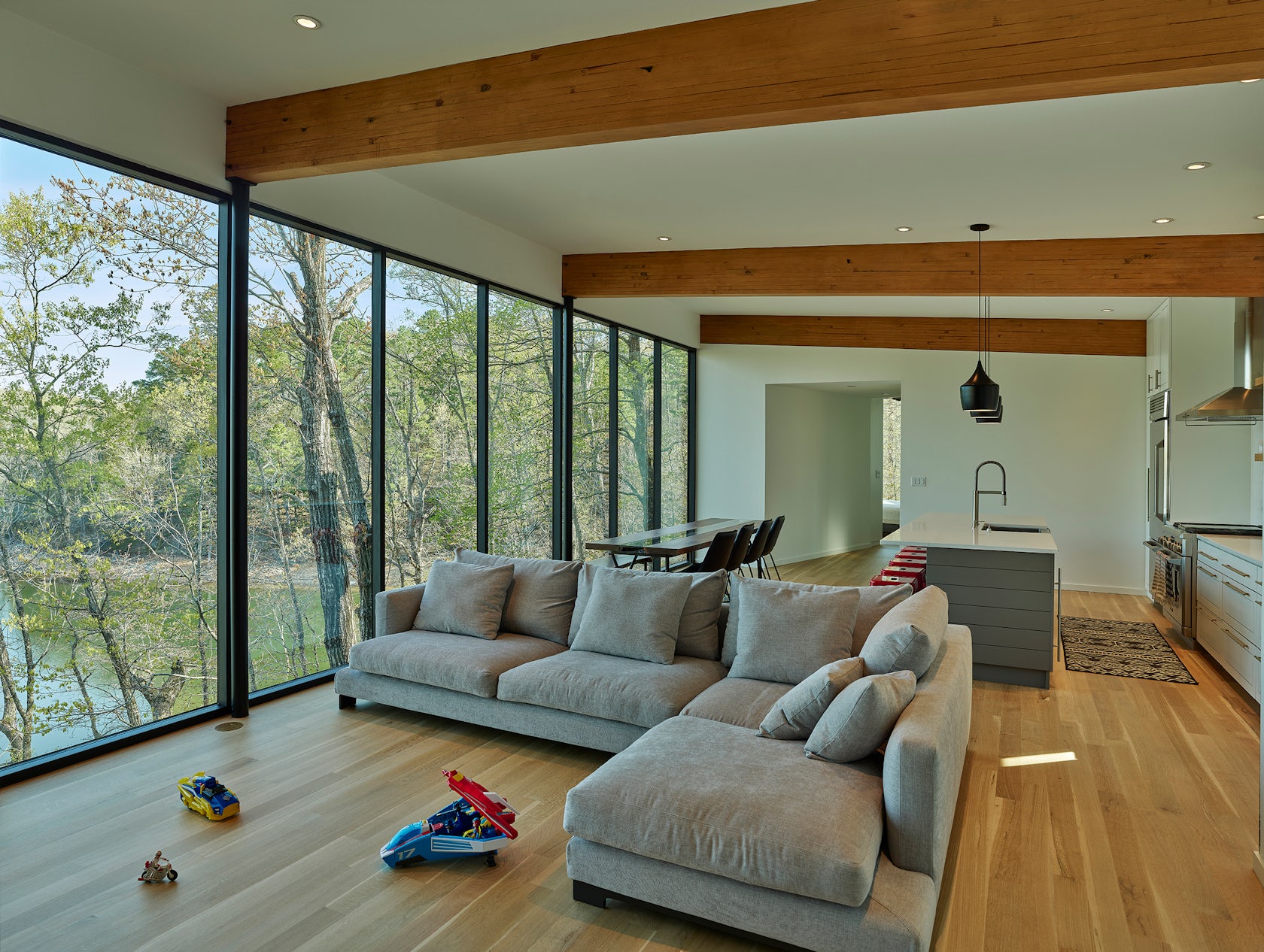 Modus Studio’s Grist Mill Cabin Blends Deconstructed Lakehouse Design With The Natural Hillside Of Beaver Lake