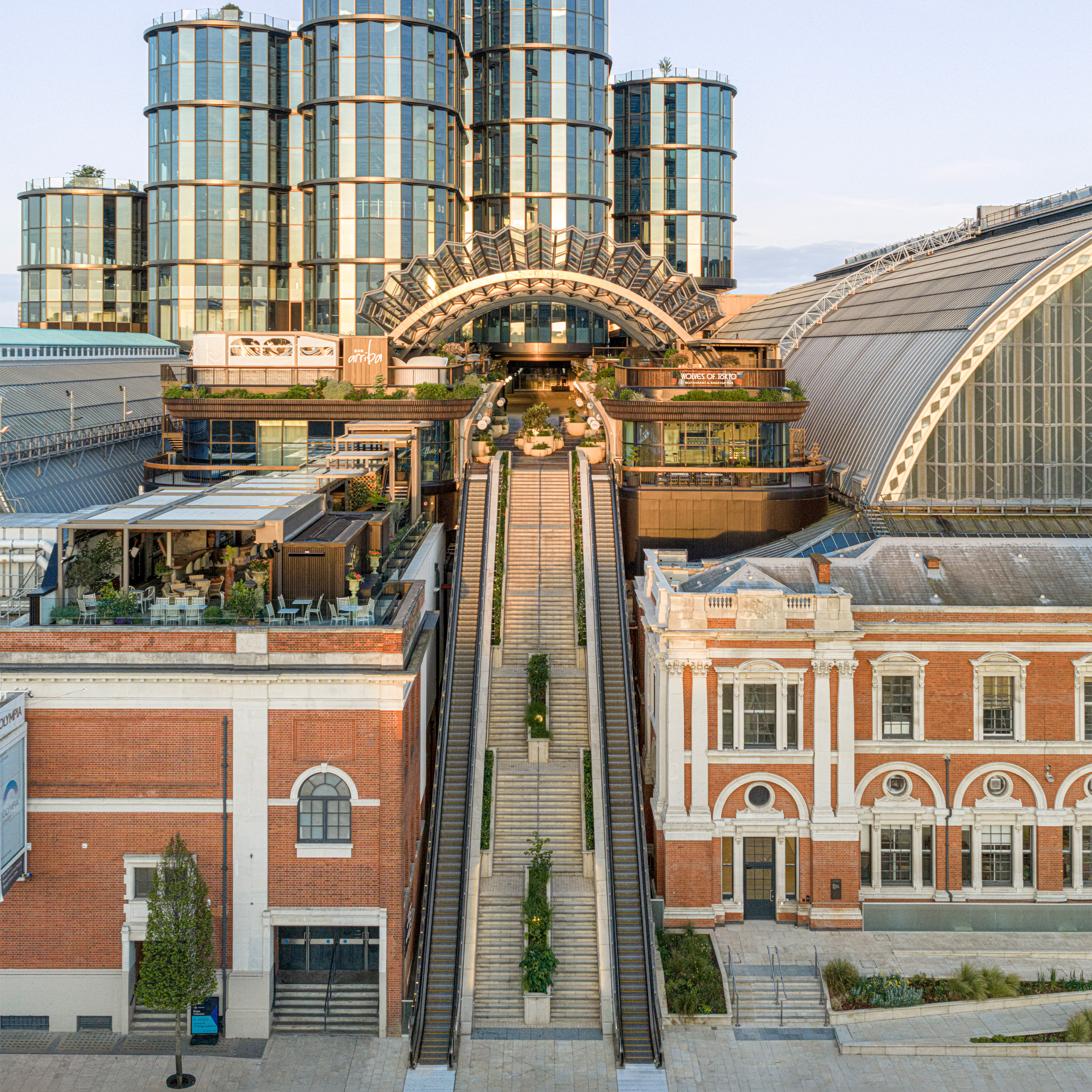 A Faceted Glass Canopy Transforms Olympia's Historic Roofscape