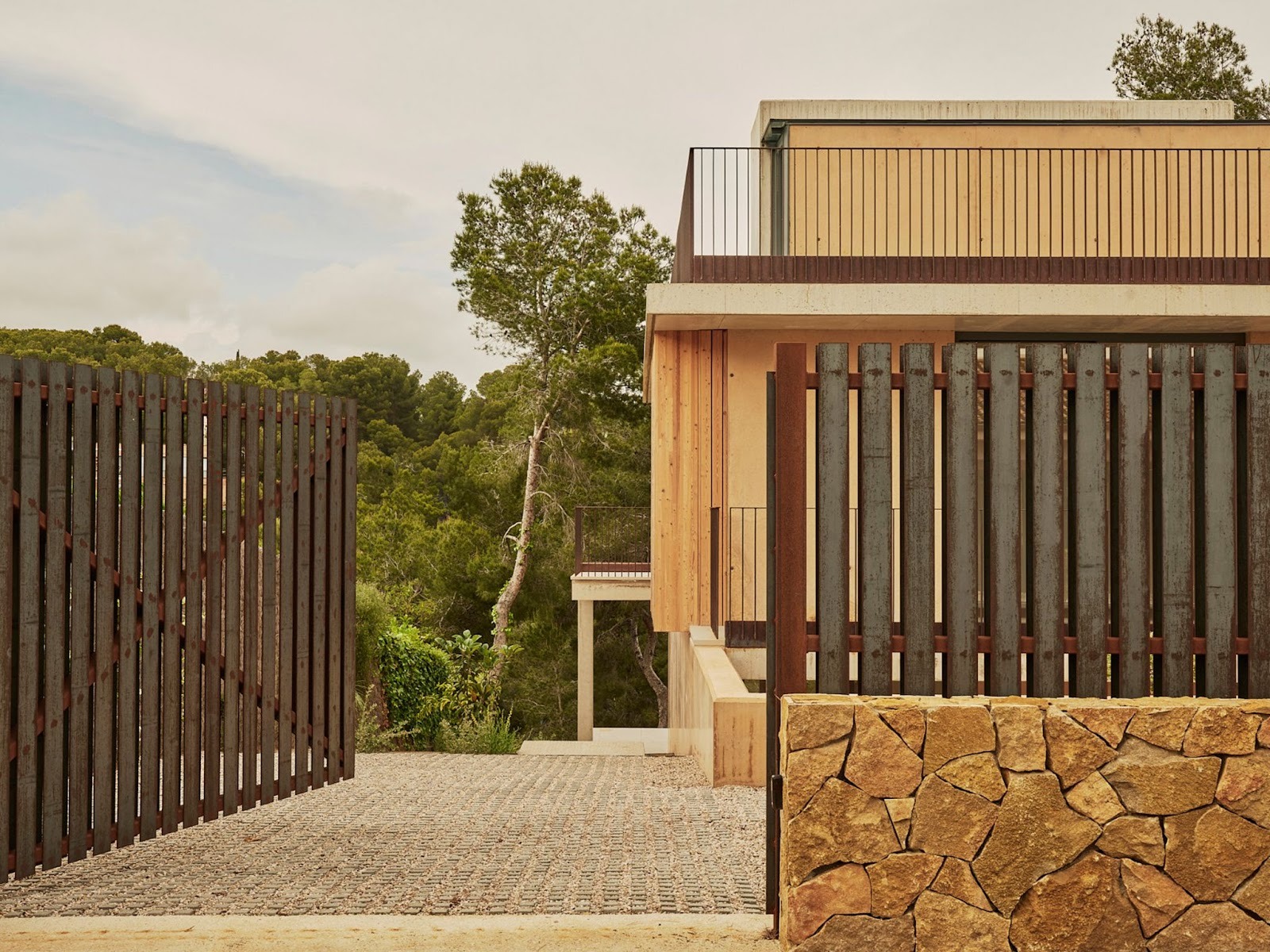 House in Cala Tamarit by Rául Sánchez Architects: A Coastal Home Built from Angles, Light and Memory