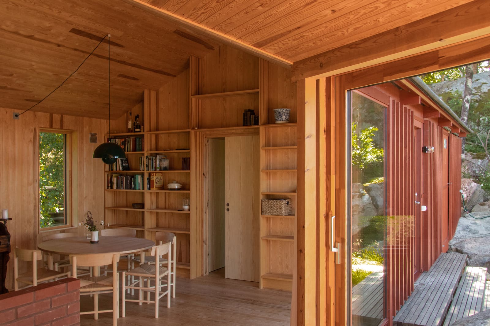 Pine and Oak: A Norwegian Cabin Finds Its Place on the Southern Coast