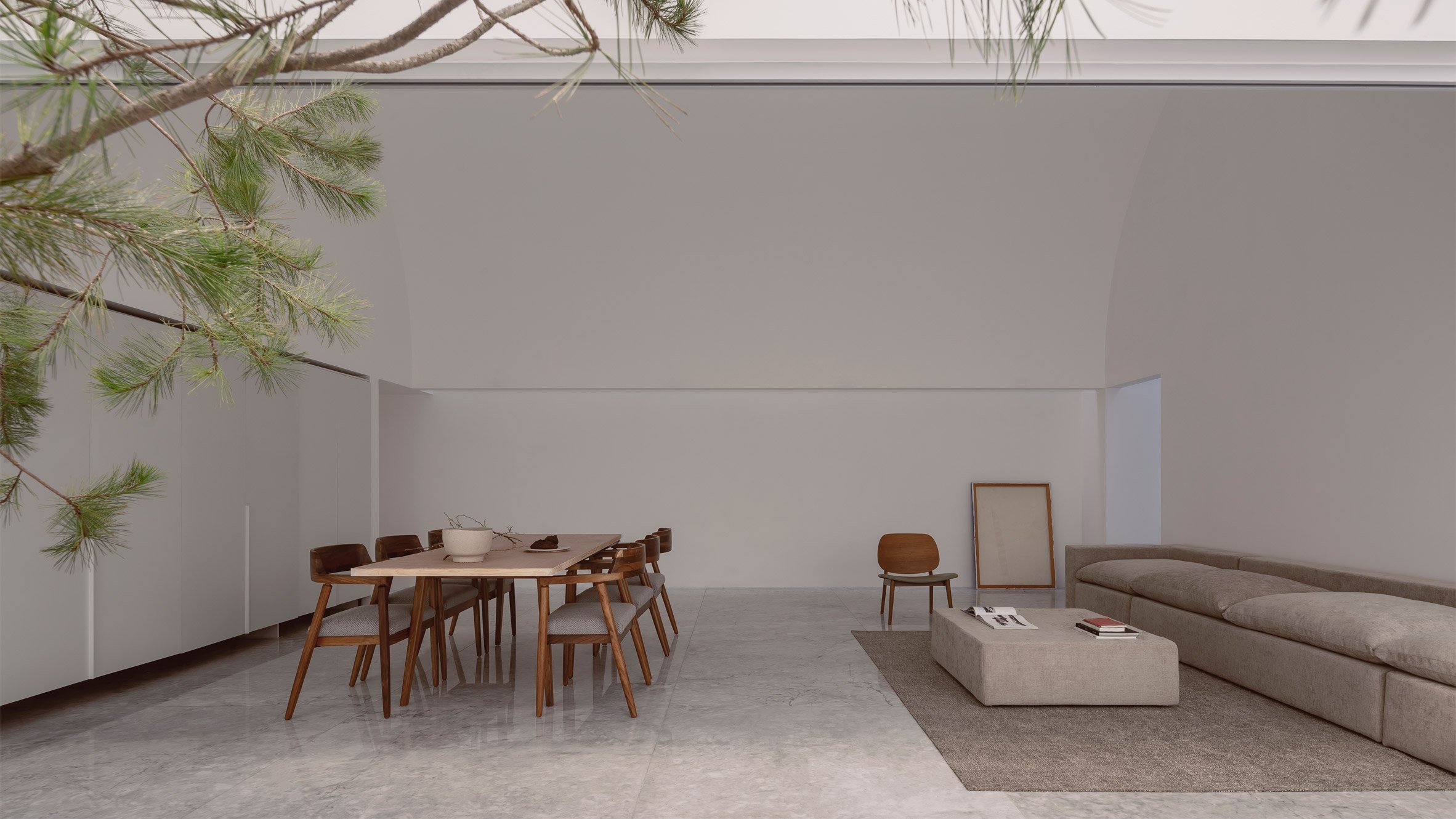 White Home: A Quiet Dialogue Between Privacy, Light and Urban Refuge