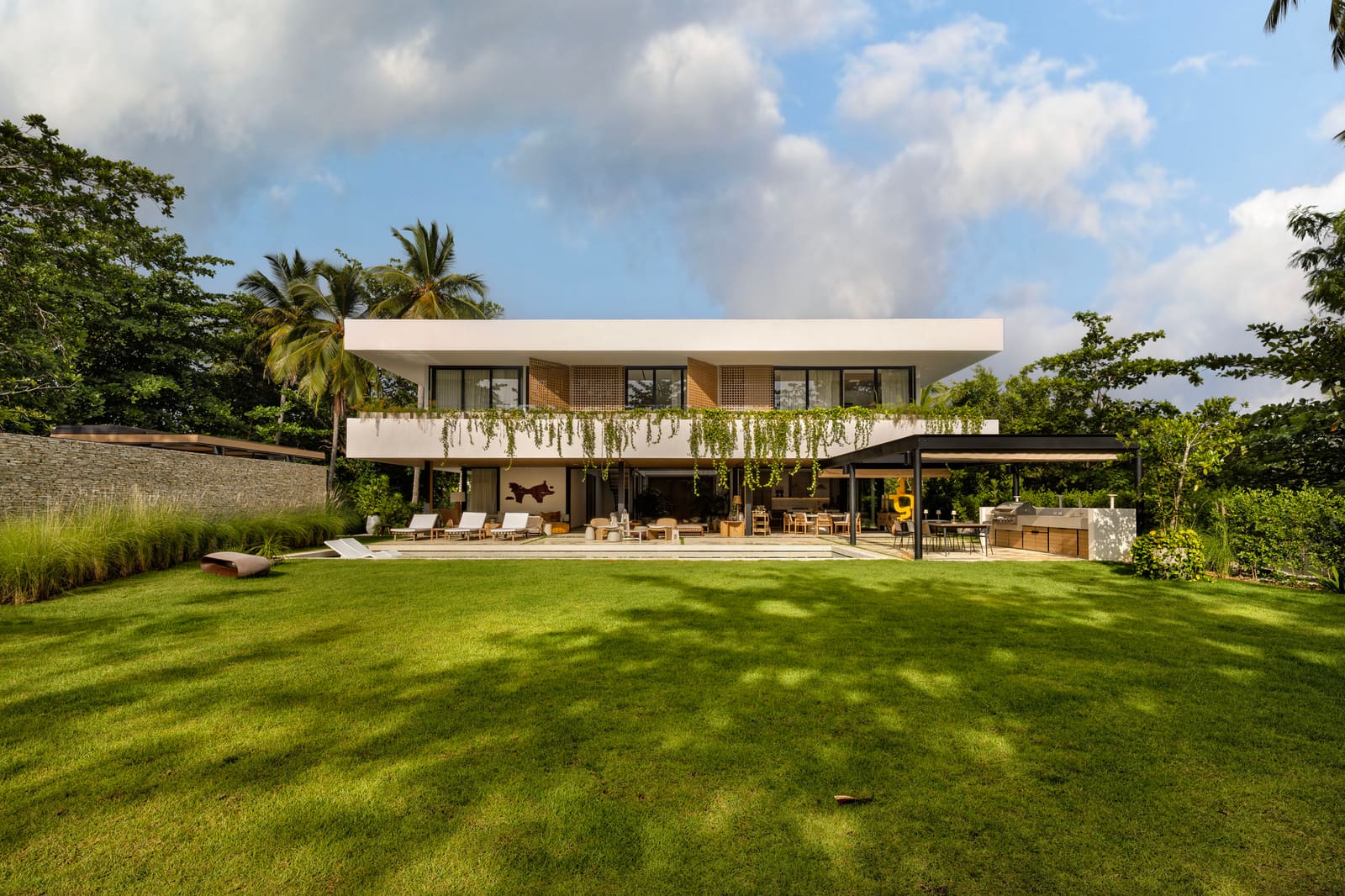 A Coastal House Built Around an Interior Courtyard