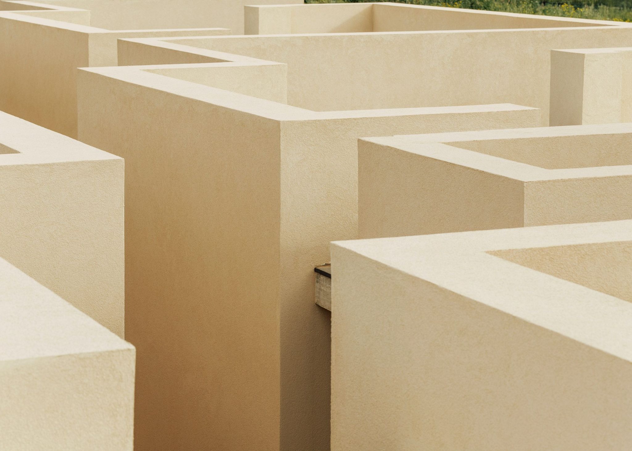 Patio House: Solum Studio’s Quiet Labyrinth by the Sea