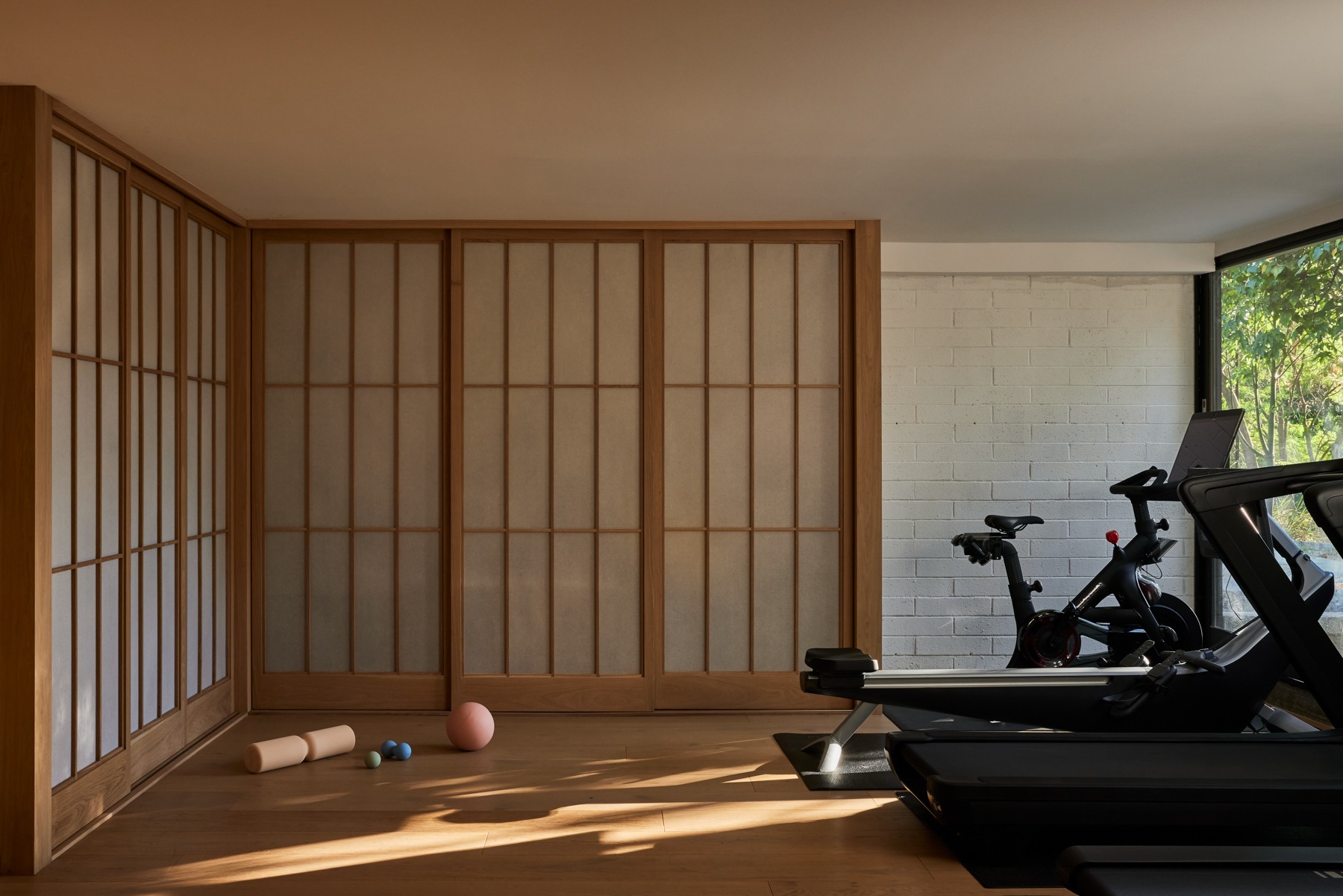 Living on the Edge of Transparency: OWIU Design’s Glass Ridge House in Los Angeles