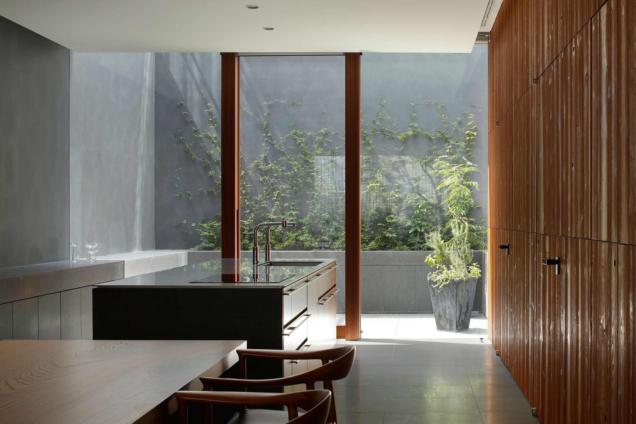 Hiroshima’s Hidden Jewel: How 6,000 Glass Blocks Redefine Urban Living