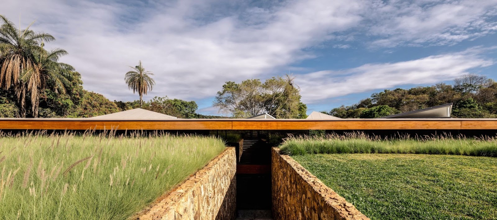 Tangram House: TETRO Arquitetura Composes a Geometric Home Rooted in Landscape