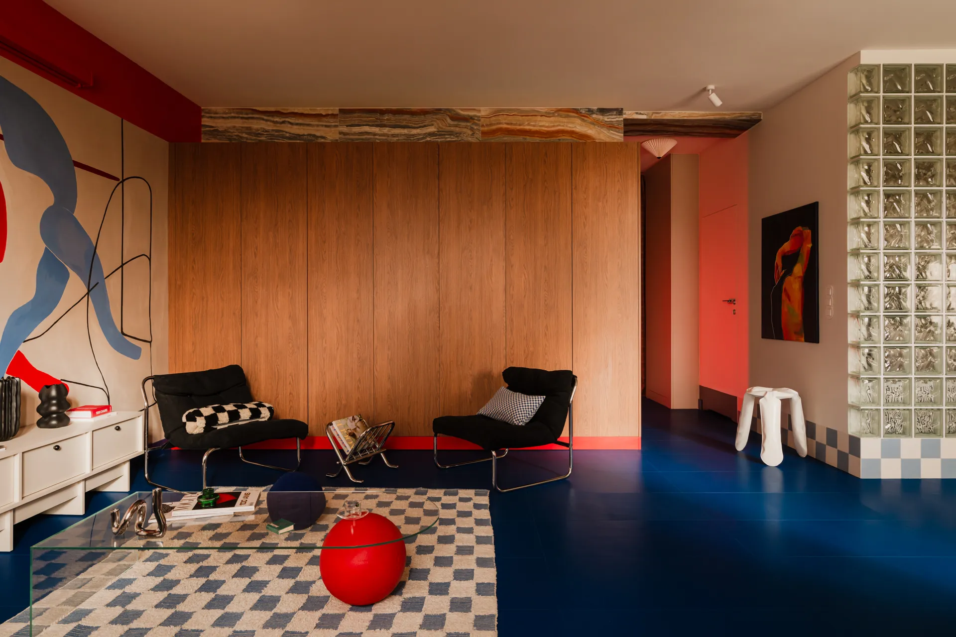 Patterned Furniture In Minimal Interiors: Where Simplicity Meets Expression