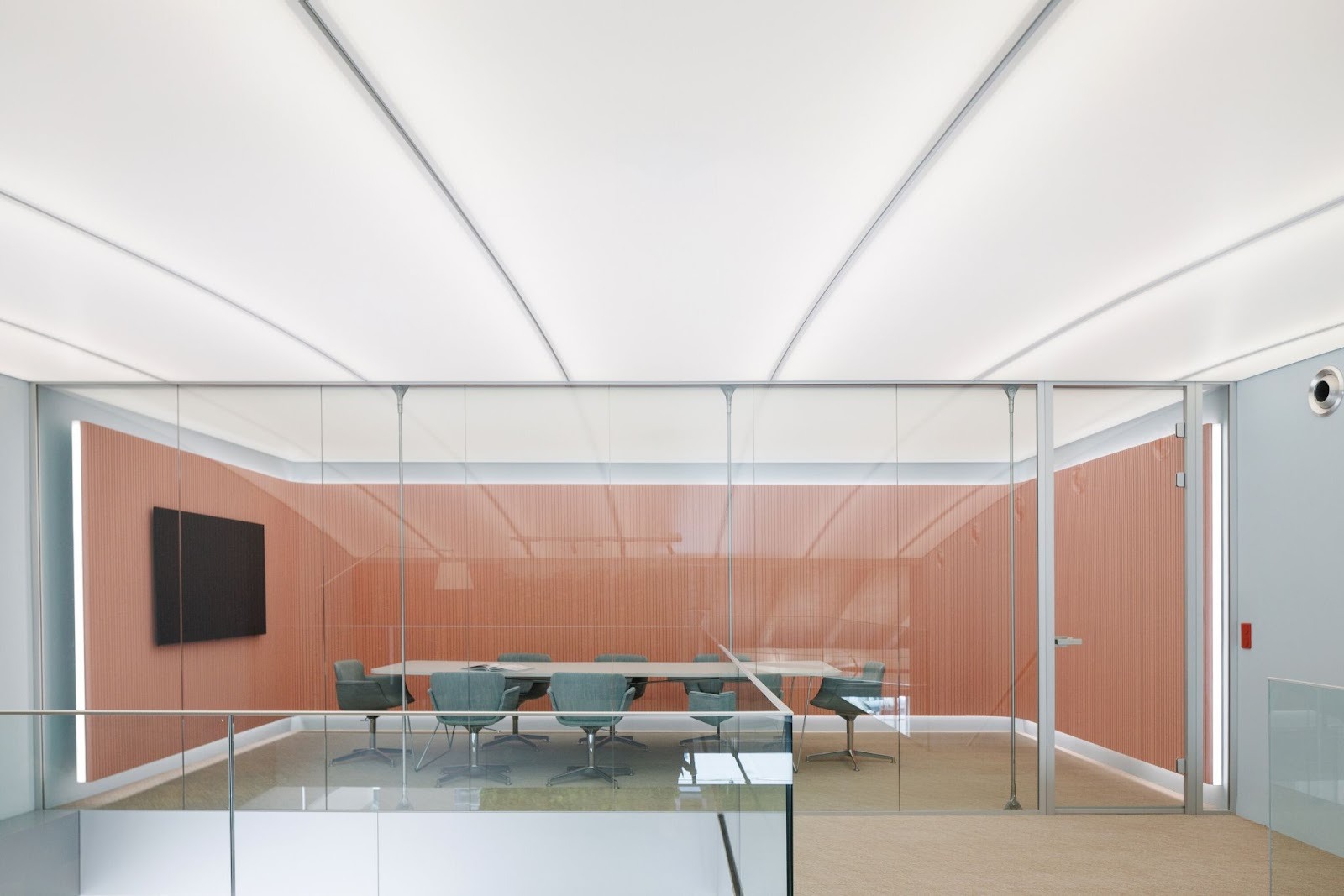 BlueRiot Deveron Workspace: CISARSTUDIO Shapes a Calm and Adaptive Office in Prague