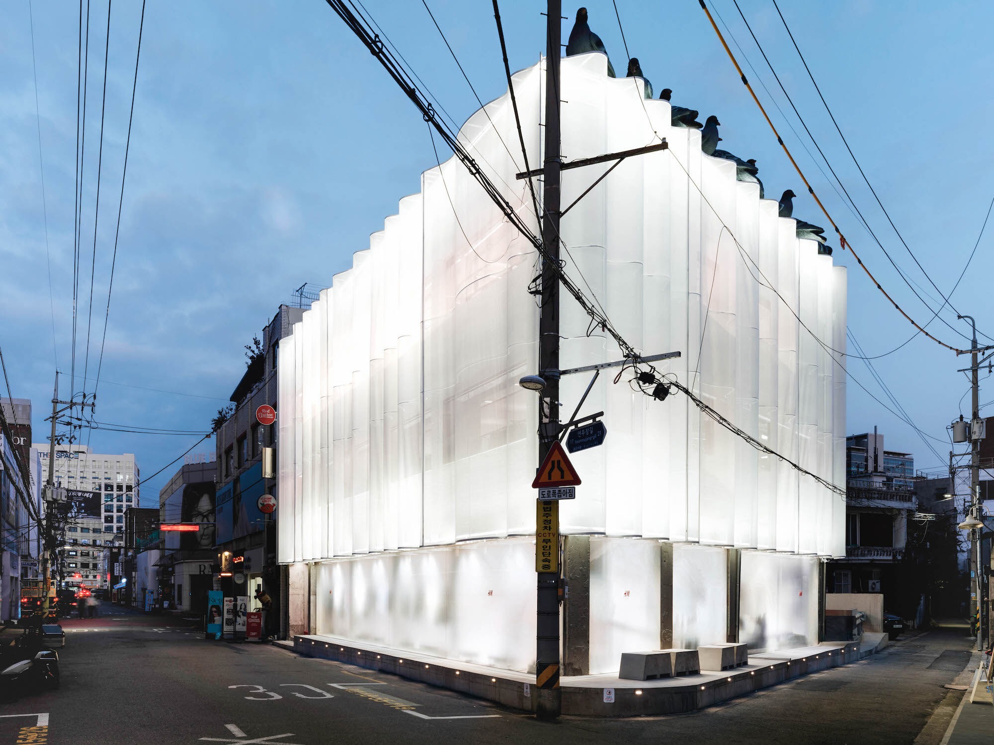 The Theater of Raw Industry: SKYnoa Strips Back Retail for H&M Seongsu