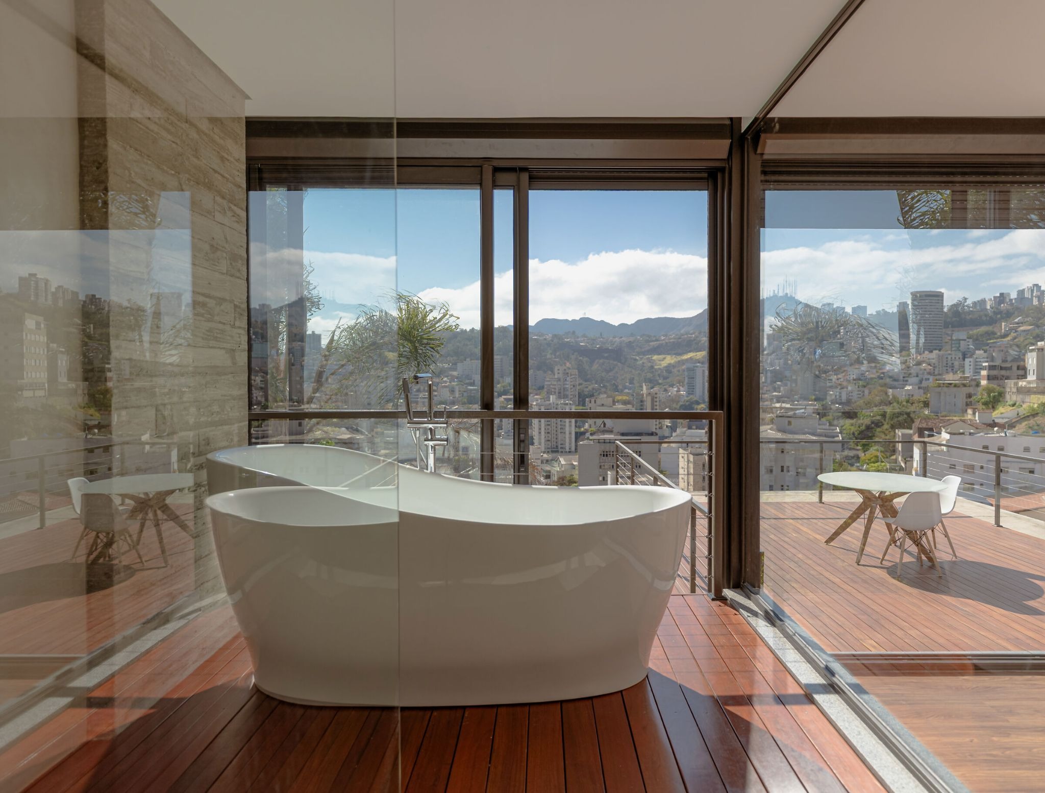 Lua House: A Vertical Observatory That Stacks Light, View and Architecture on a Hillside