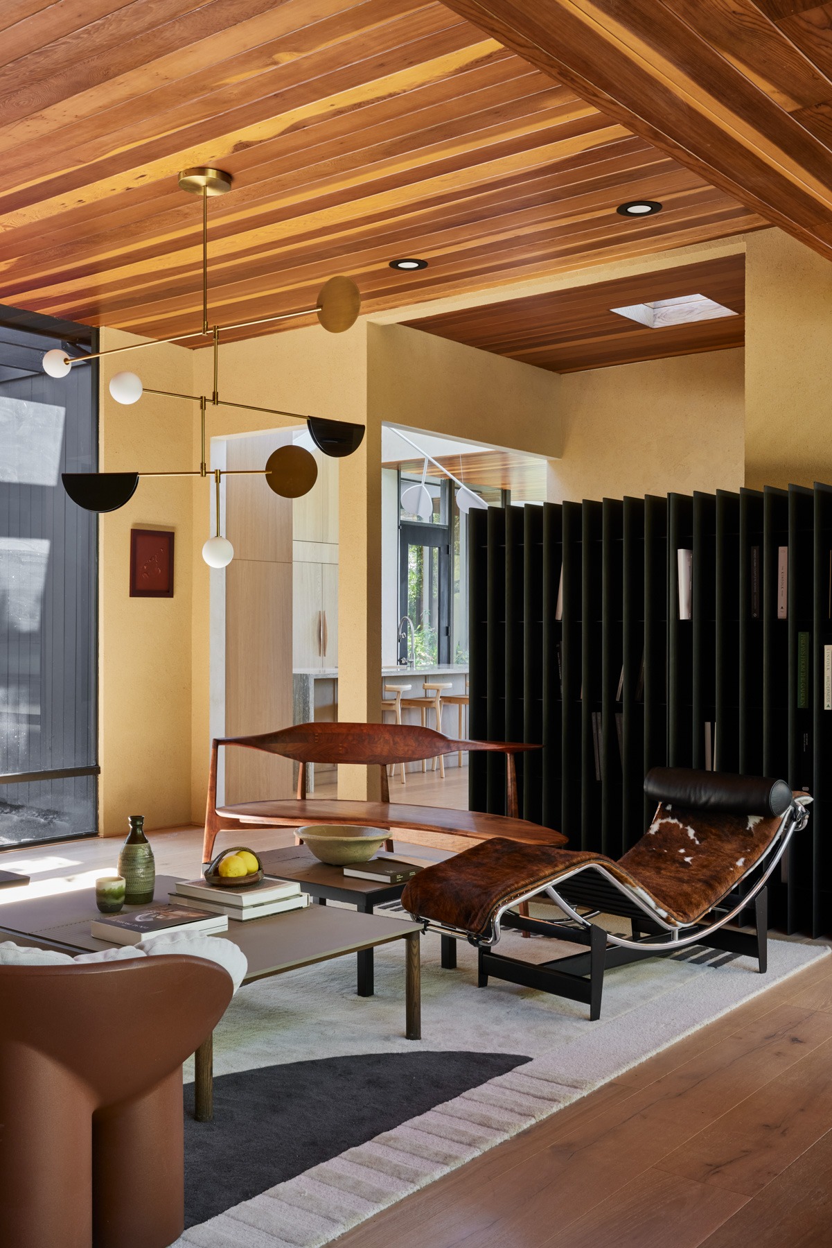 Living on the Edge of Transparency: OWIU Design’s Glass Ridge House in Los Angeles