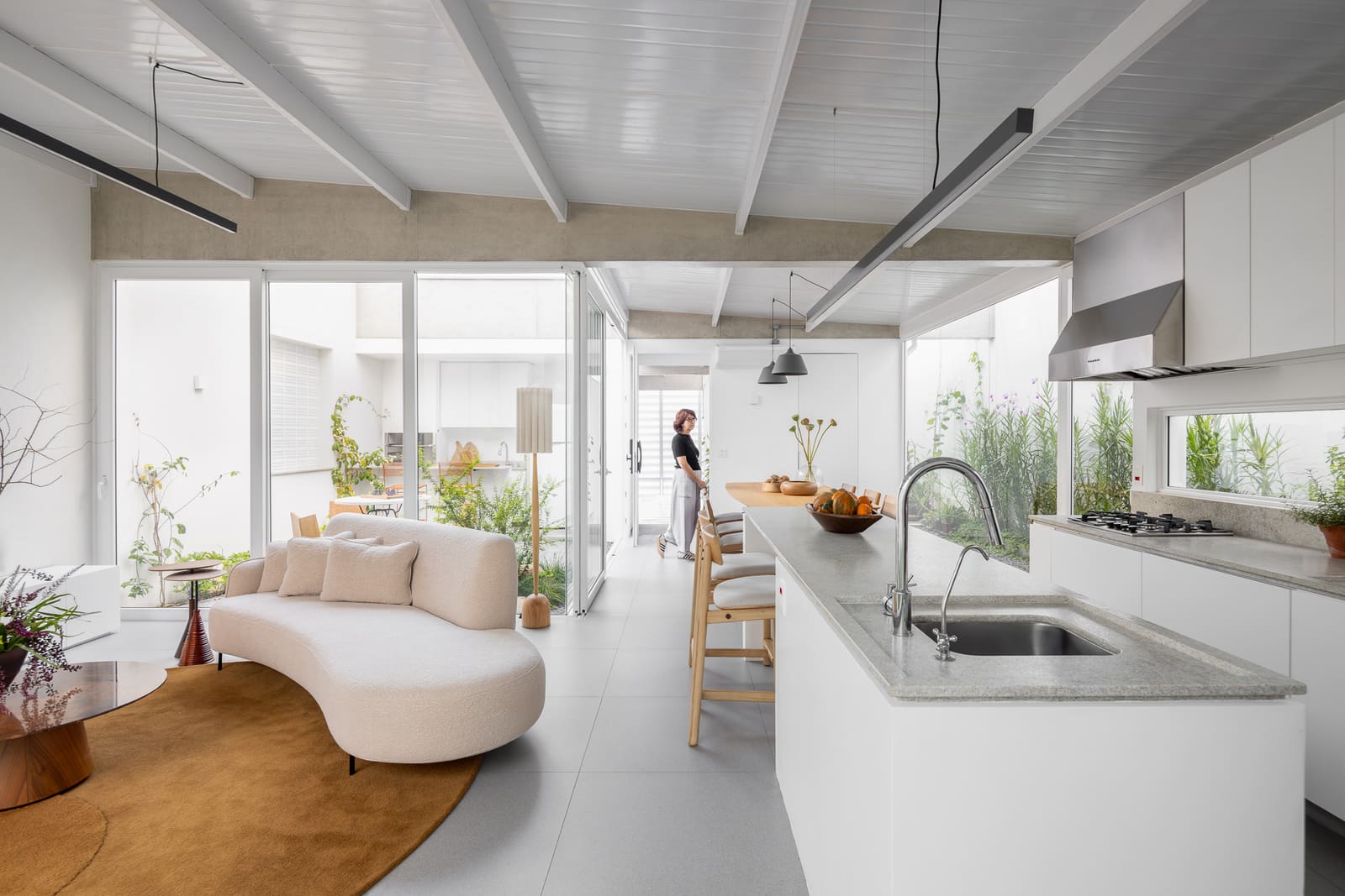 Nine Porticoes Frame a Narrow Brazilian Residence Without Visible Columns