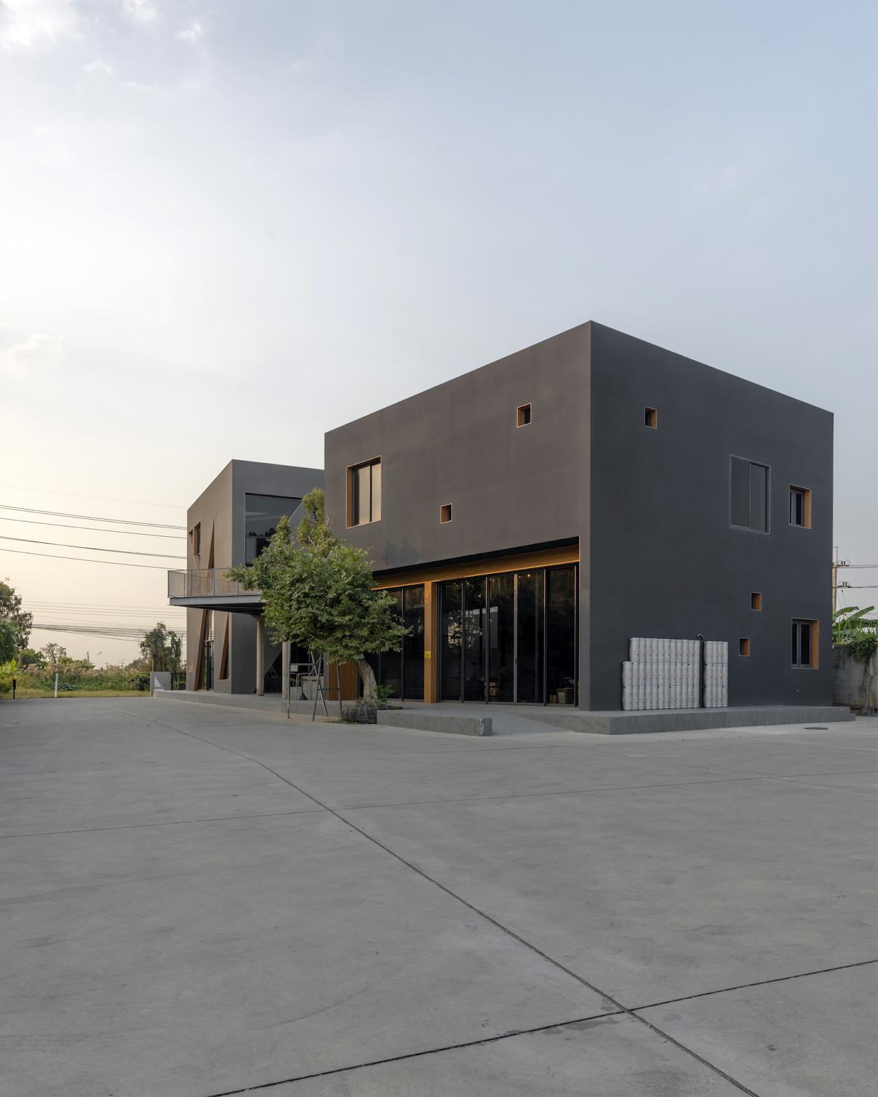 DIFF Coffee Roasters by ASWA: Minimalist Concrete Cubes Bridged by Nature in Phitsanulok