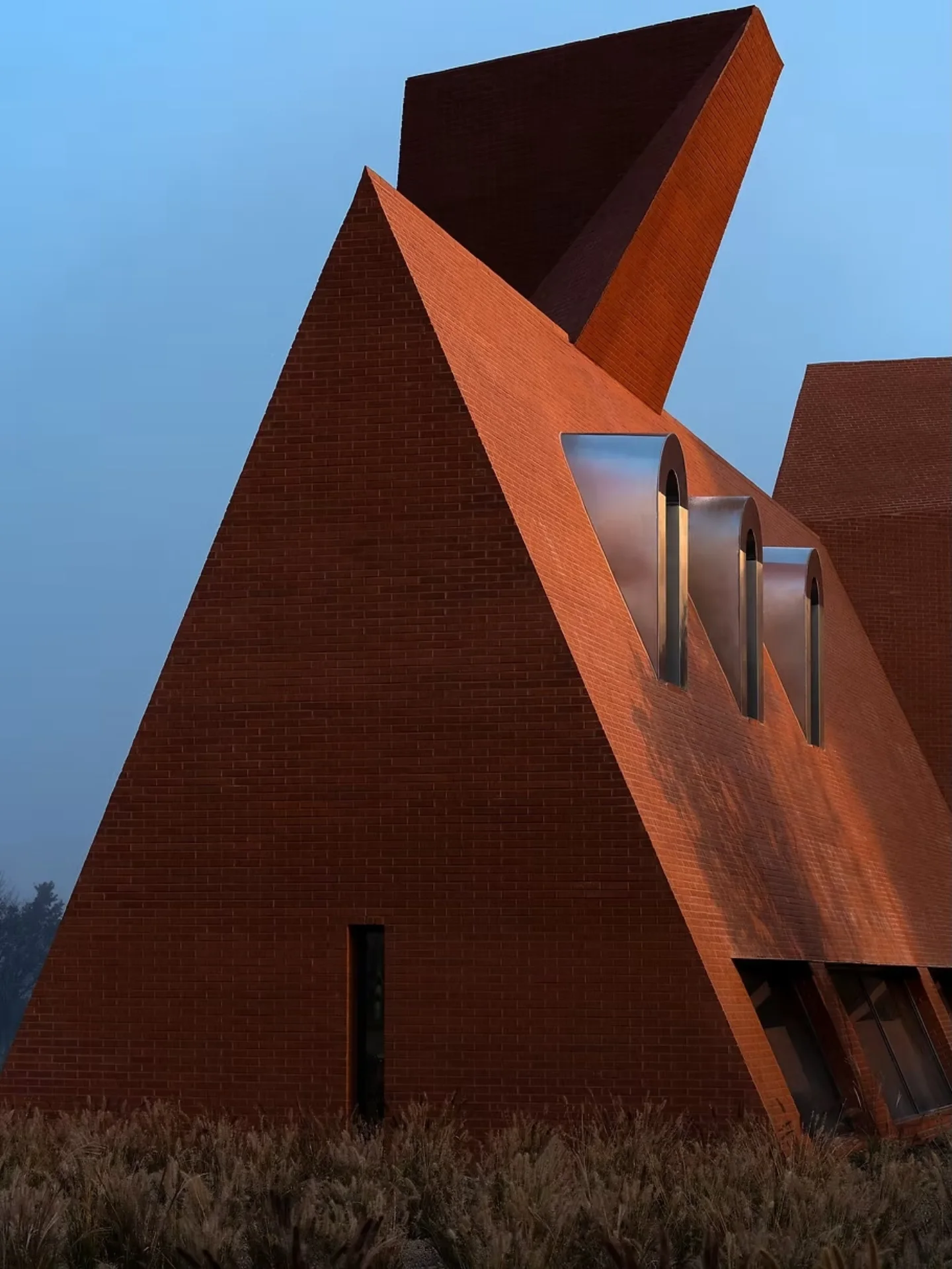 Monologue Café: A Fortress Of Memory Carved Into The Korean Landscape