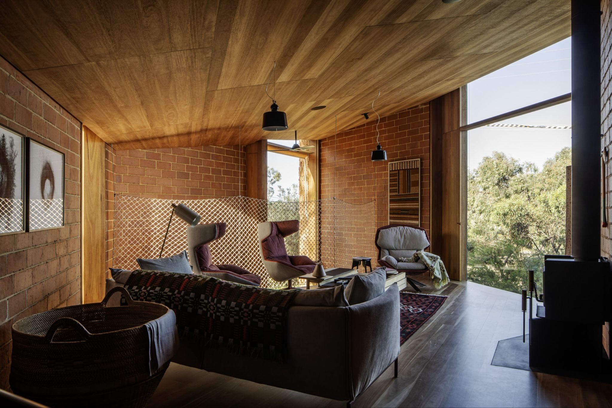 The Alchemist’s Kiln: Wardle’s Burnt Earth Beach House Rises from the Australian Soil