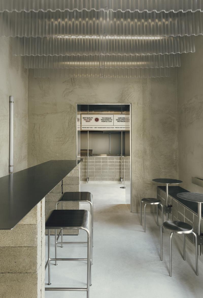 The Stainless Shrine: SOLUM Elevates the Smash Burger in Milan