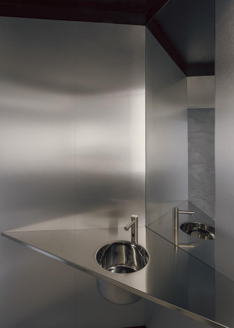 The Stainless Shrine: SOLUM Elevates the Smash Burger in Milan