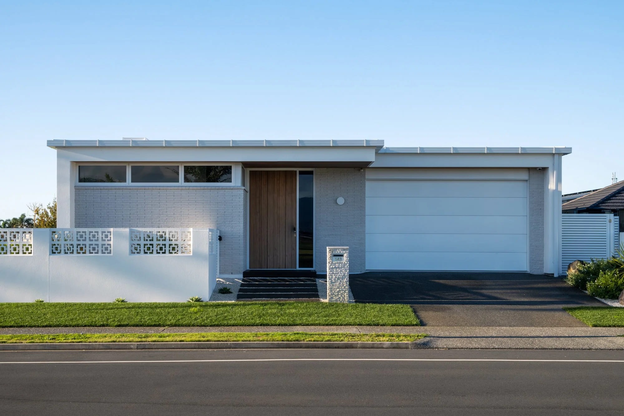 The New Zealand Dream: Arkhē Architecture Channels Palm Springs Cool in a Gabled Masterpiece