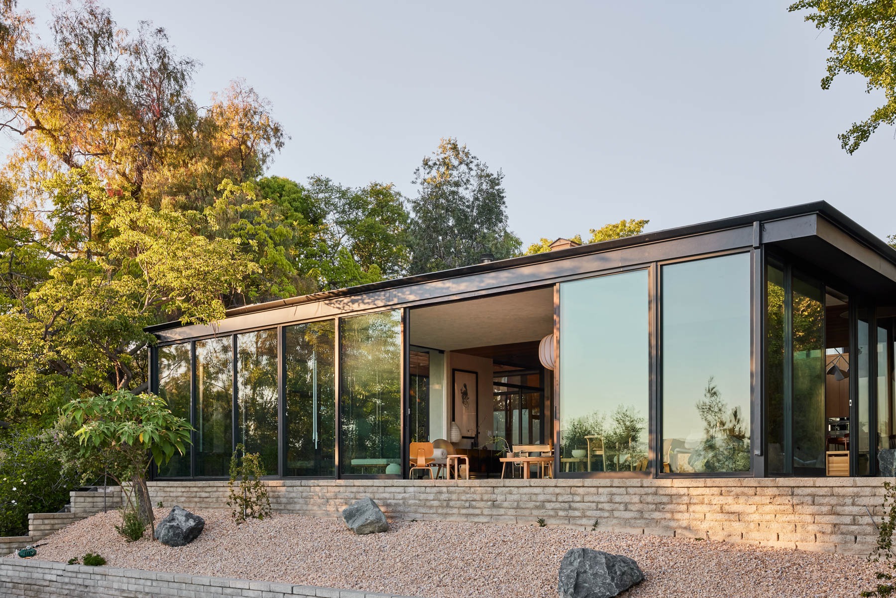 Living on the Edge of Transparency: OWIU Design’s Glass Ridge House in Los Angeles