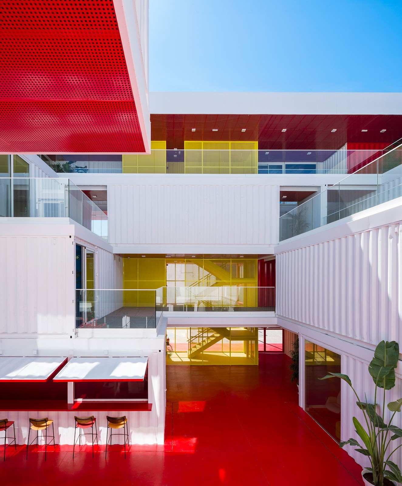 The Cargo of Ideas: Carquero Arquitectura Docks the "Incubazul" in Cadiz