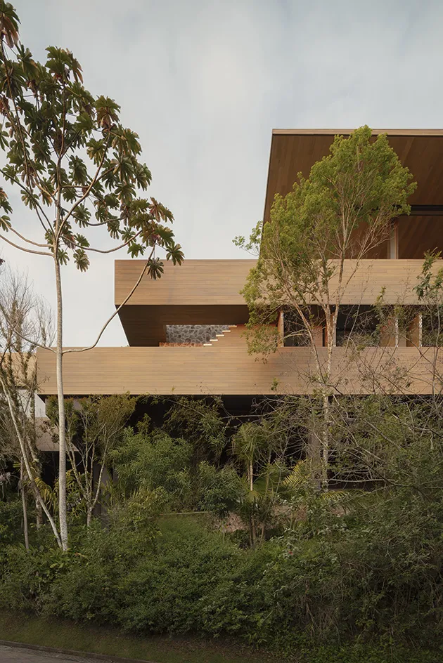 Bravissima House: A Tropical Modernism Framed By Light And Landscape