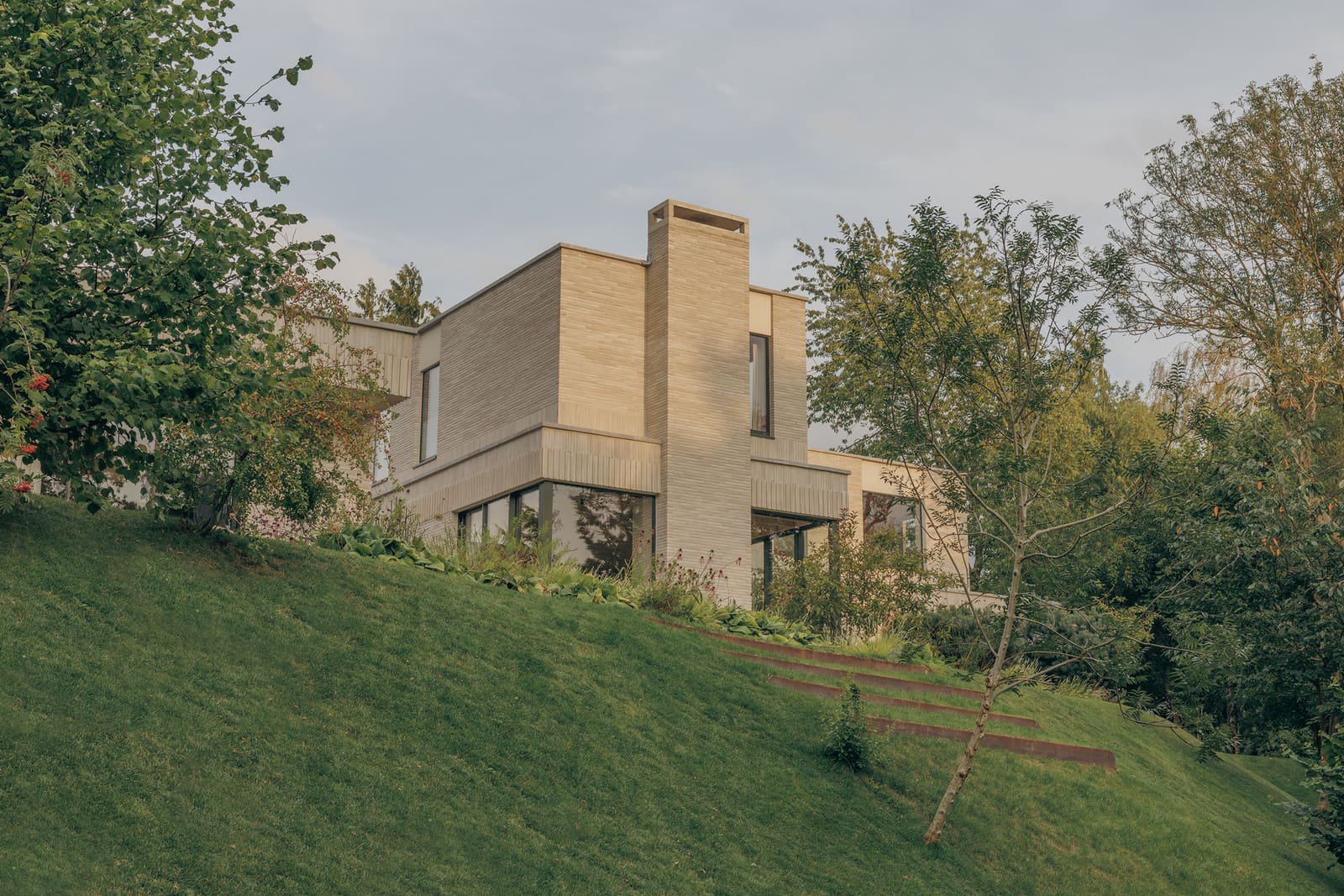 How a Two-Story House Negotiates the Edge Between Town and Open Country