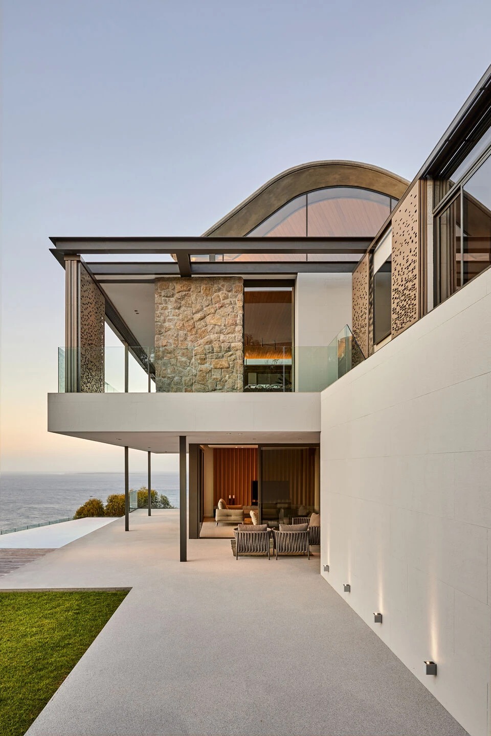 Wave Villa: ARRCC’s Sculptural Concrete Roof Mirrors the Rhythms of Cape Town’s Atlantic Seaboard