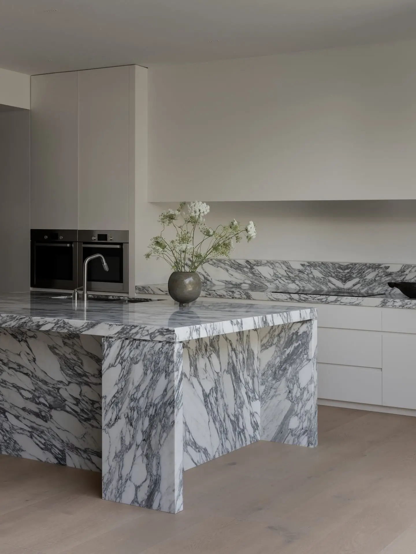Top Picks - 8 Kitchens Where Natural Stone Takes Center Stage