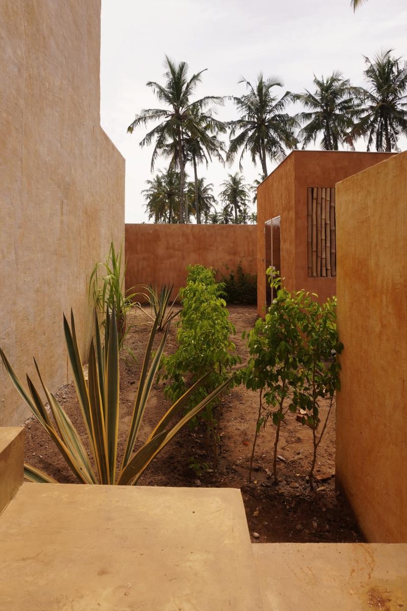 Rhythmic Shadows: Aznar Tailly Orchestrates a Tropical Dialogue in Villa Mondoukou