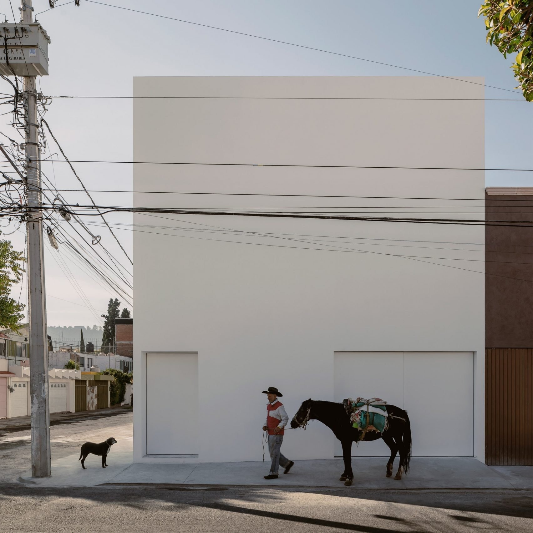 White Home: A Quiet Dialogue Between Privacy, Light and Urban Refuge