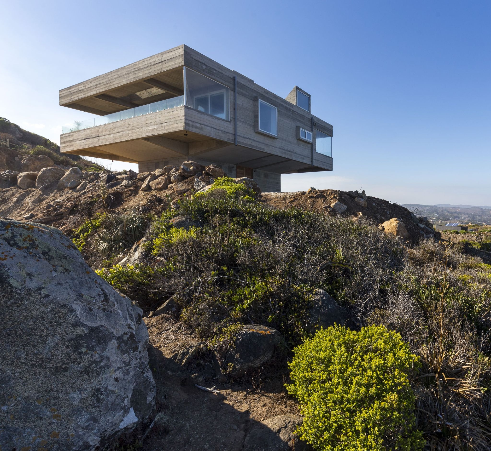 Casa Mirador Tunquén: A Chilean Cliff-House Capturing Sea & Sky