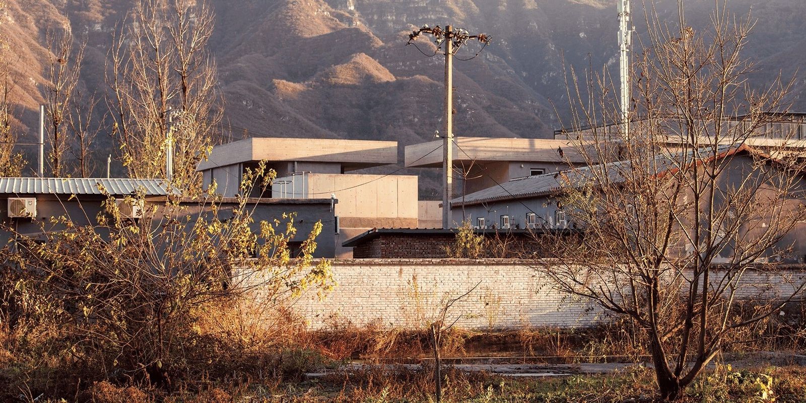 Architecture in Dialogue with Village Life: Riverside House by Xiān Architects