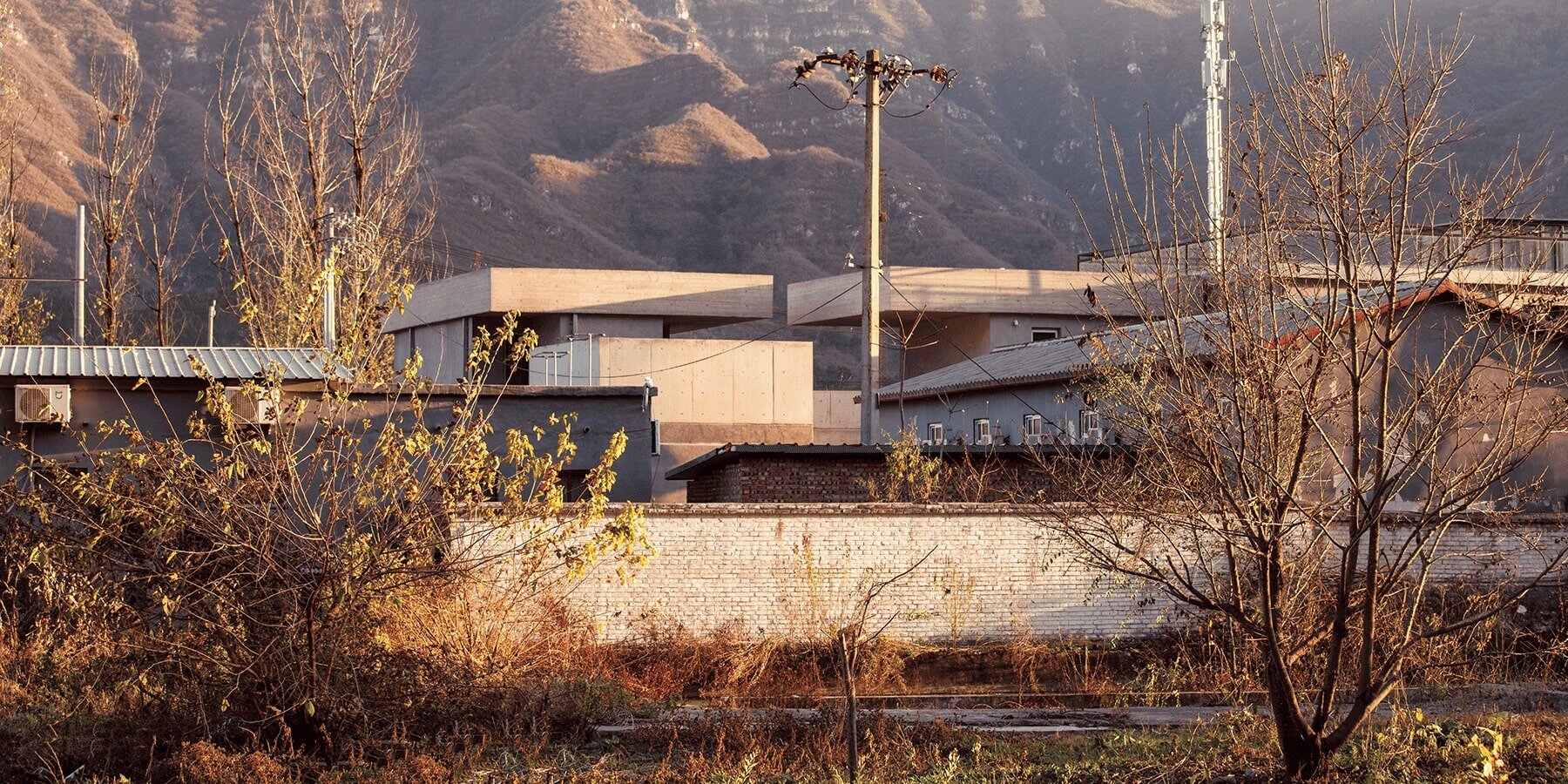 Architecture in Dialogue with Village Life: Riverside House by Xiān Architects