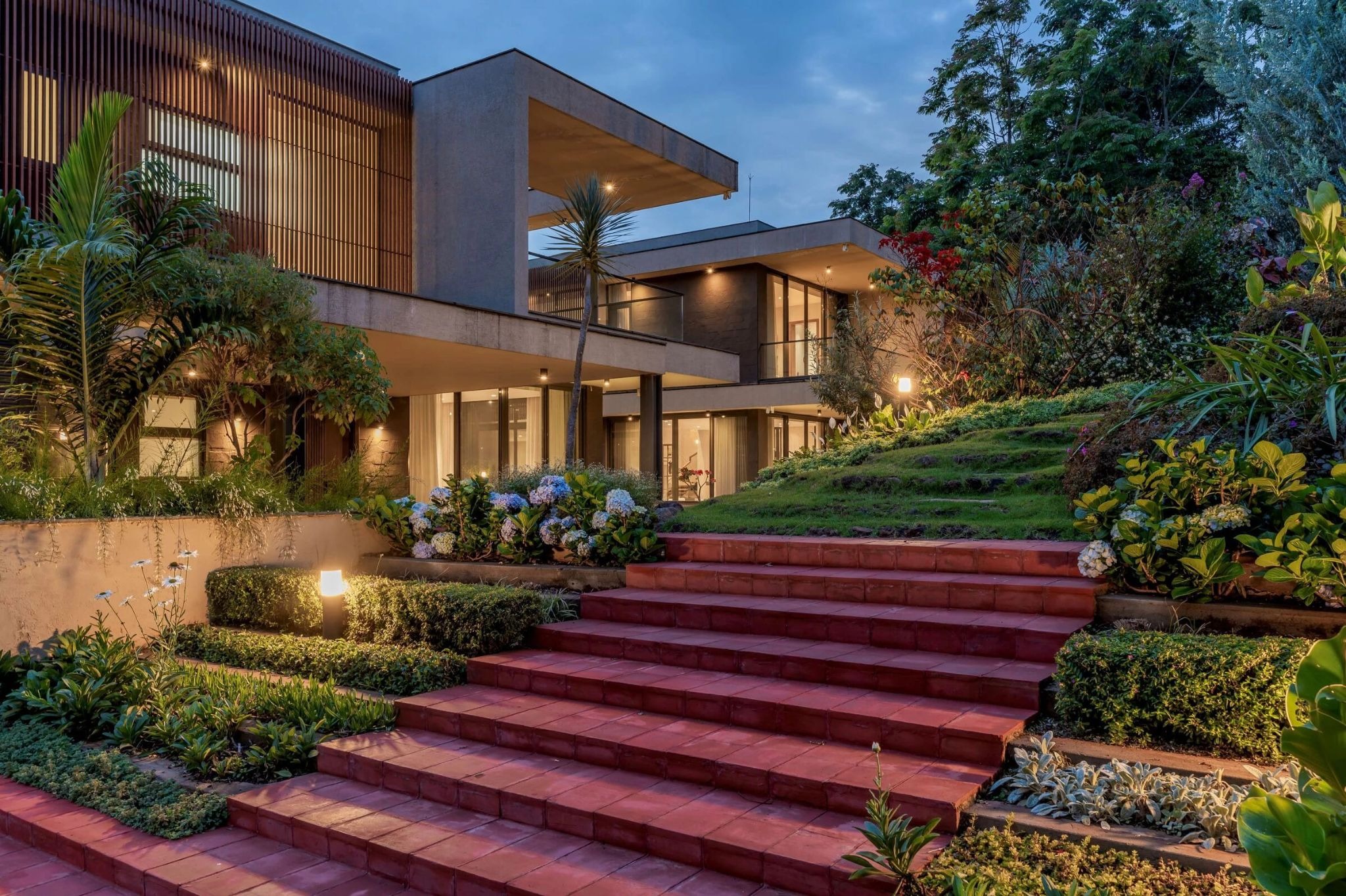 Green Abode Maximizes Privacy and Panoramic Views Through Topography-Driven Design
