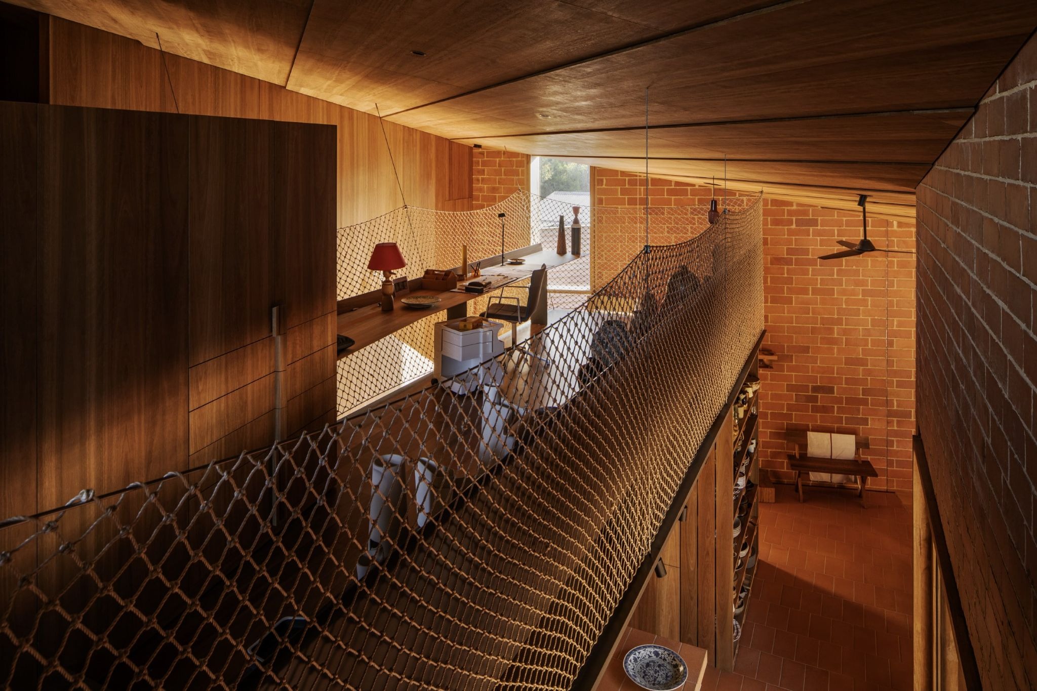 The Alchemist’s Kiln: Wardle’s Burnt Earth Beach House Rises from the Australian Soil