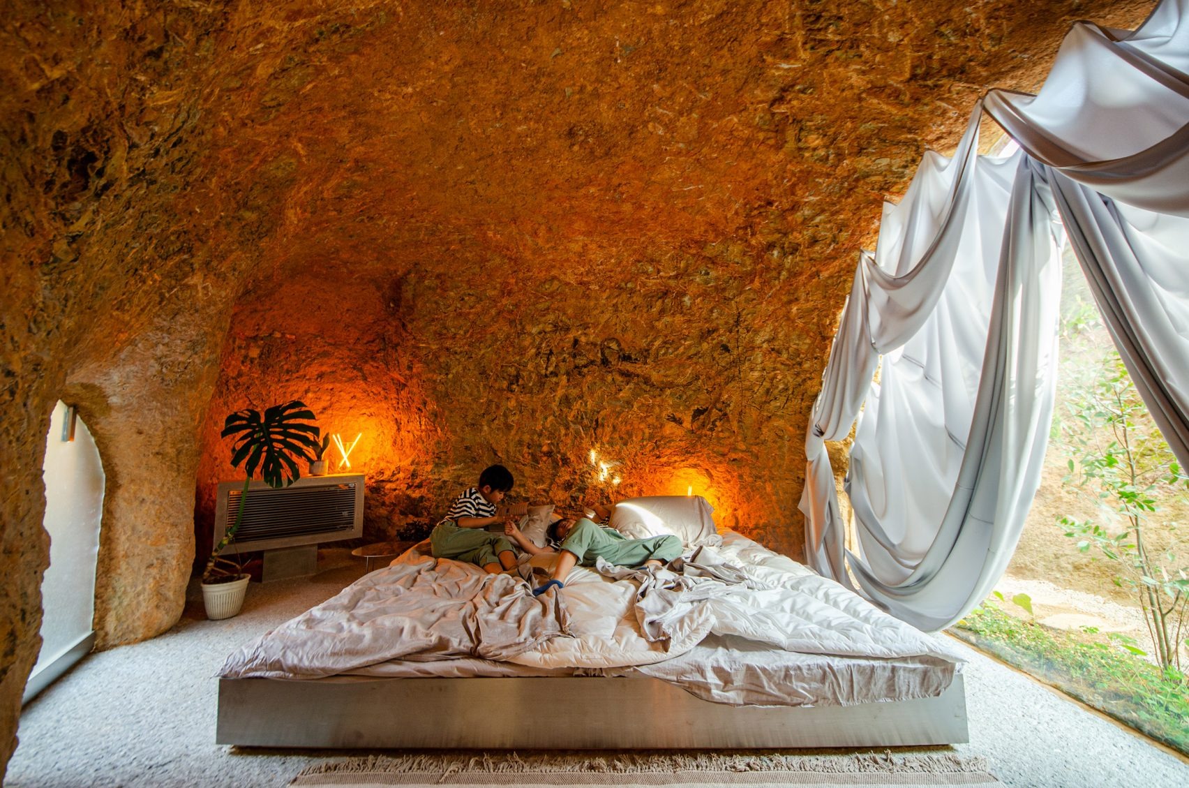 Stone-and-Earth Harmony: Junya Ishigami’s Mud-Covered Home and Restaurant in Japan