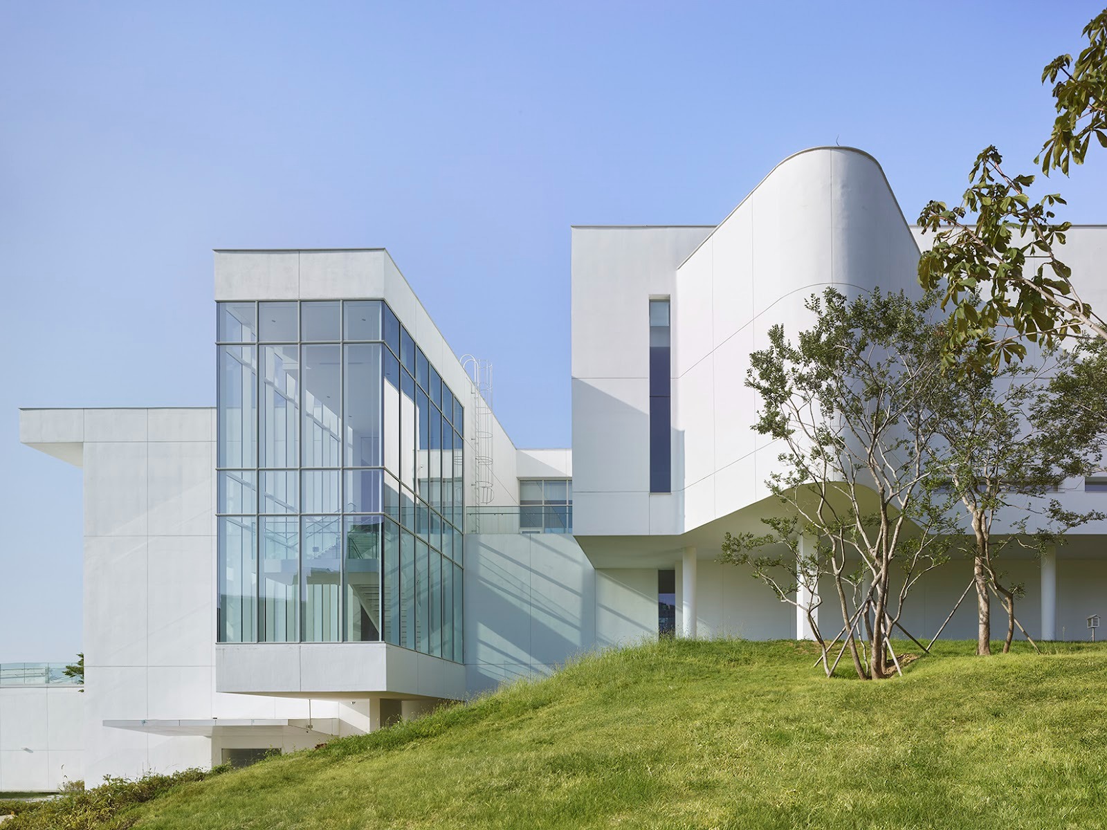 The Sorol Art Museum by Meier Architects Creates a Luminous Dialogue Between Art and Nature in Gangneung