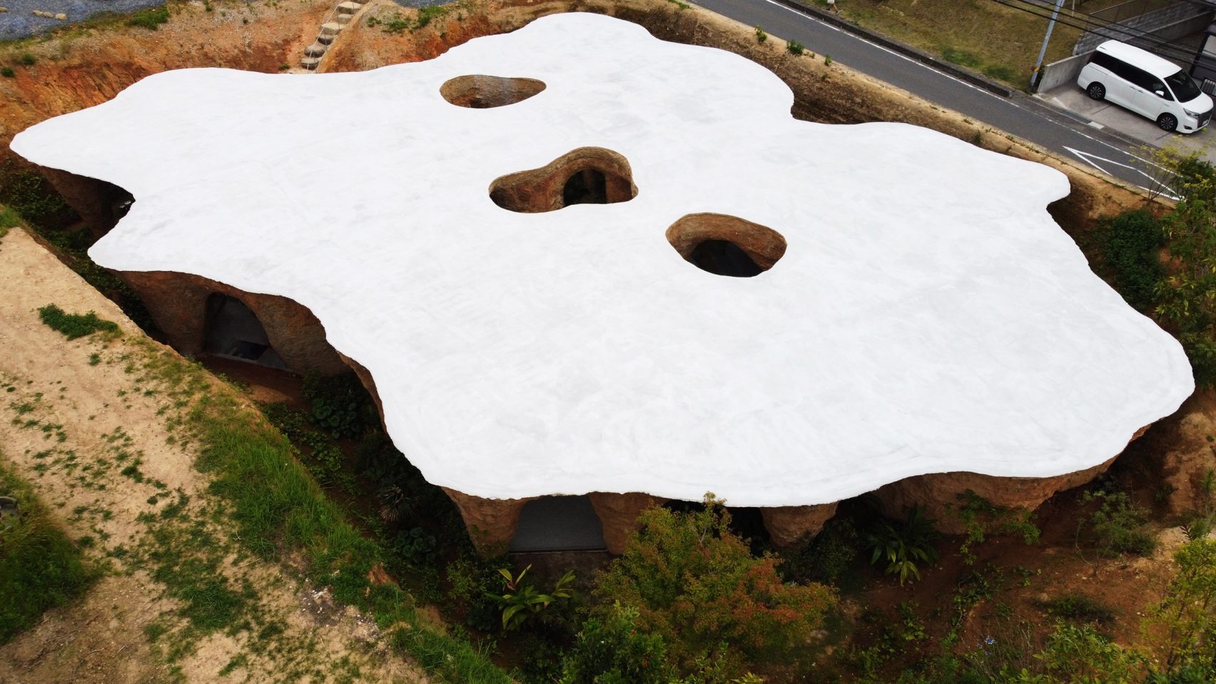 Stone-and-Earth Harmony: Junya Ishigami’s Mud-Covered Home and Restaurant in Japan