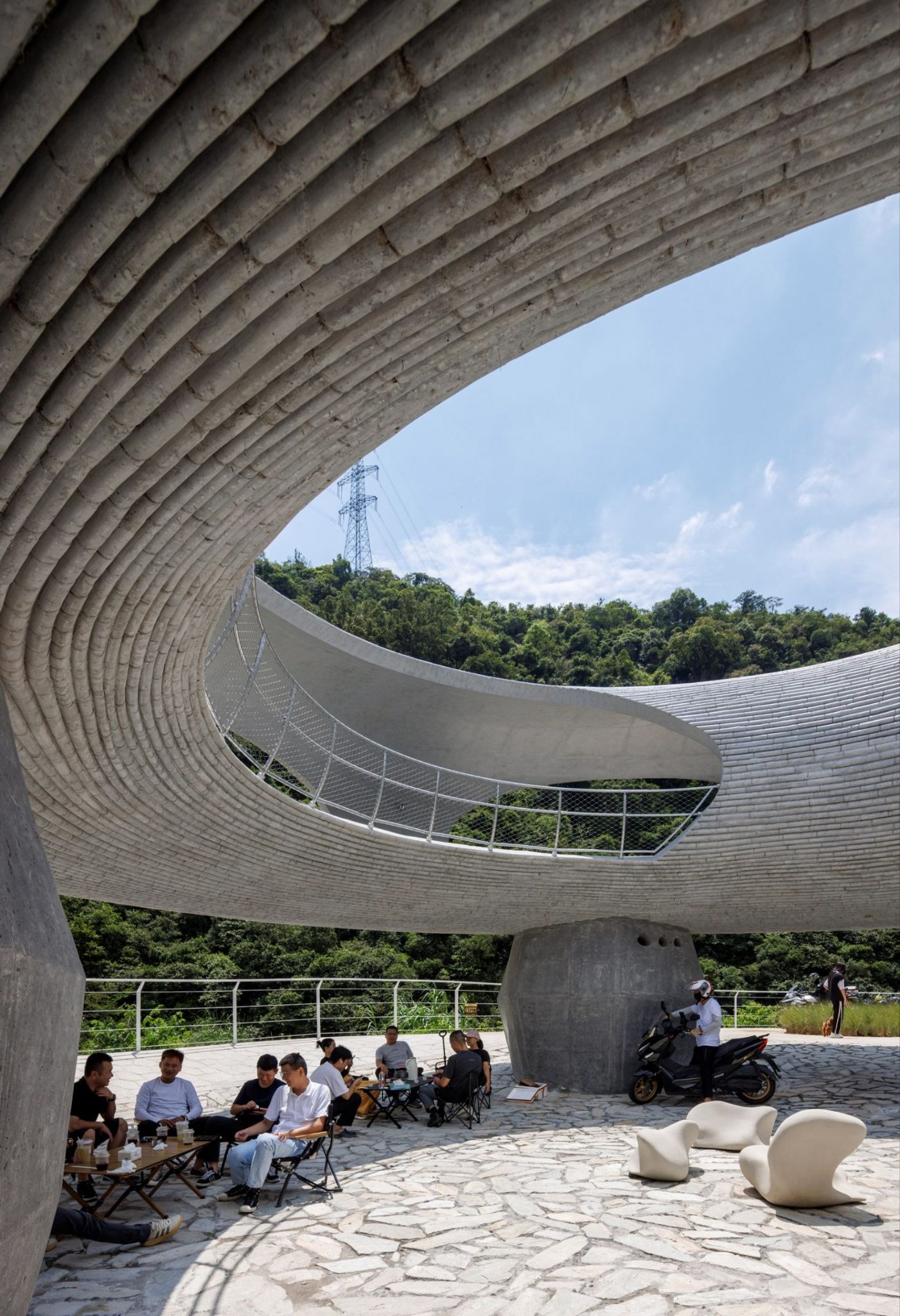 HCCH Studio Curves the Huizhou Horizon into a Resting Loop