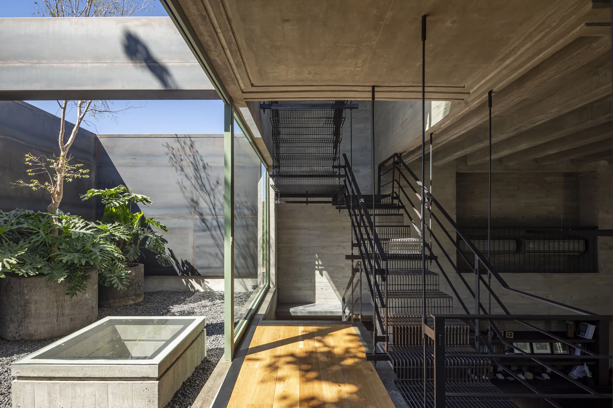Di Frenna Arquitectos: An Atelier of Raw Light and Material Honesty