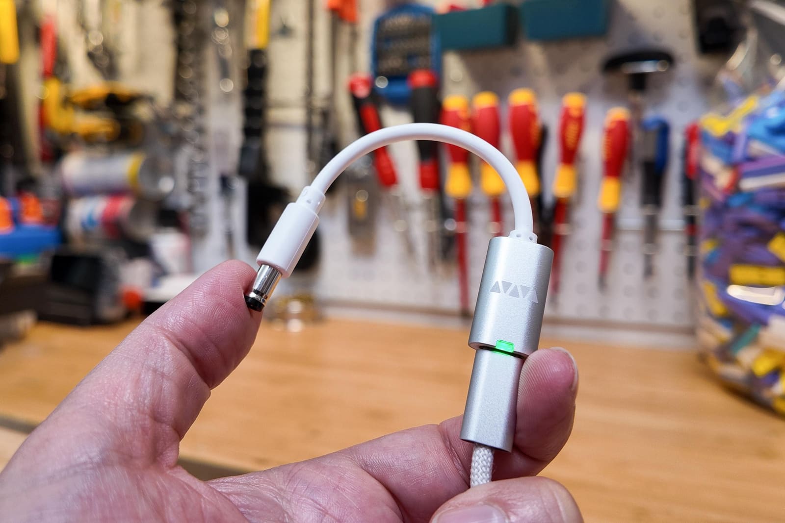A Programmable Adapter That Brings USB-C Power to Vintage Electronics